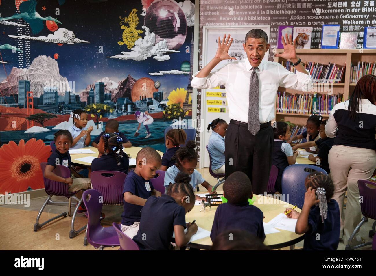 Il presidente Barack Obama visita un pre-kindergarten classroom in Baltimore, Md. Maggio 17, 2013. (BSLOC 2015 3 84) Foto Stock