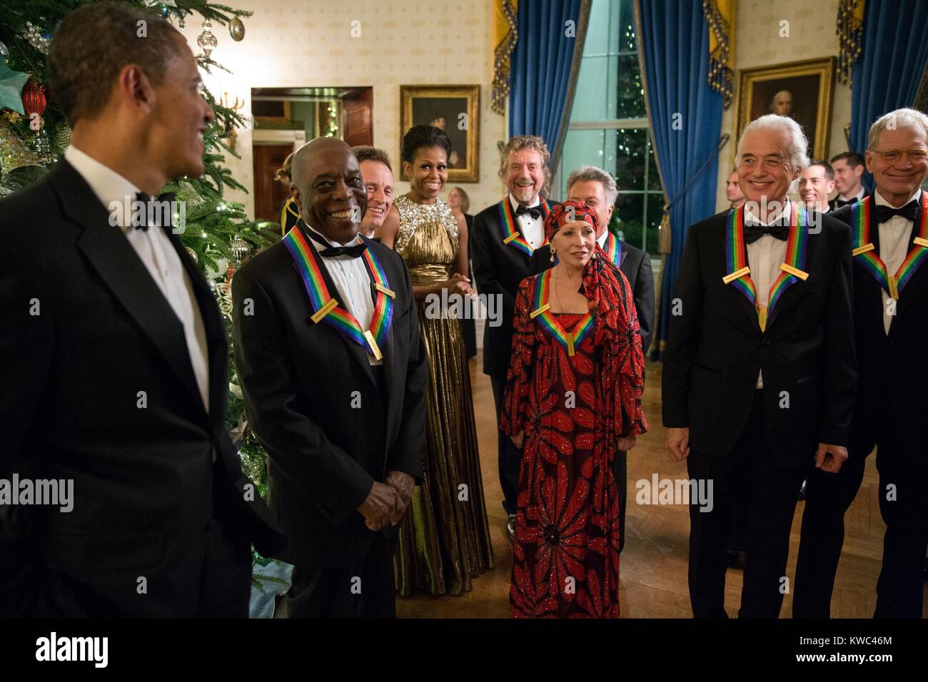 Il presidente Barack Obama e la First Lady Michele Obama parla con il 2012 il Centro Kennedy Honorees. Il Honorees, L-R: Chicago bluesman Buddy Guy, Led Zeppelin tastierista e bassista John Paul Jones, Led Zeppelin Singer Robert Plant, ballerina Natalia Makarova, attore Dustin Hoffman, Led Zeppelin chitarrista Jimmy Page e comico televisivo David Letterman. Dicembre 2, 2012.Michelle indossa un gold Michael Kors camice con un jeweled scollatura. (BSLOC 2015 3 93) Foto Stock
