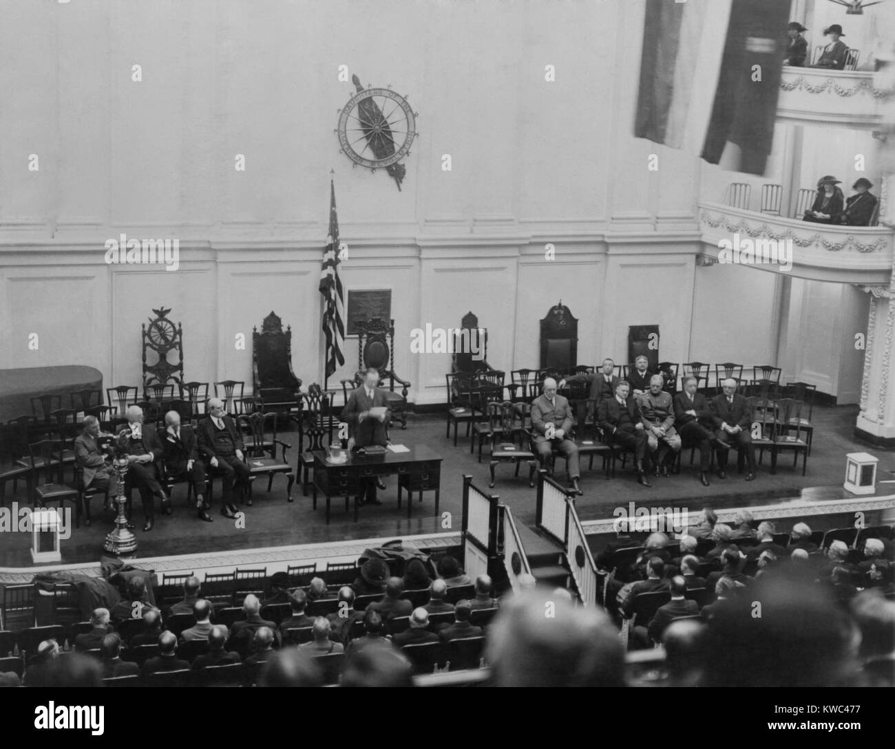 Vice Presidente Calvin Coolidge indirizzamento di una sessione del Comitato del bilancio. È comparso in luogo di assenza del Presidente Harding, il cui stato di salute è in calo nel 1923. Membri del gabinetto e i comandanti militari sono anche sul palco. (BSLOC 2015 15 114) Foto Stock