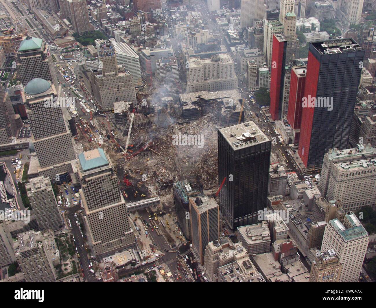 Vista aerea del World Trade Center dal sud-ovest, Sett. 27, 2001. Arancione in plastica di rinforzo copre la strada facciate di gravemente danneggiato edifici su Church Street. La città di New York, dopo l'11 settembre 2001 attacchi terroristici. (BSLOC 2015 2 104) Foto Stock