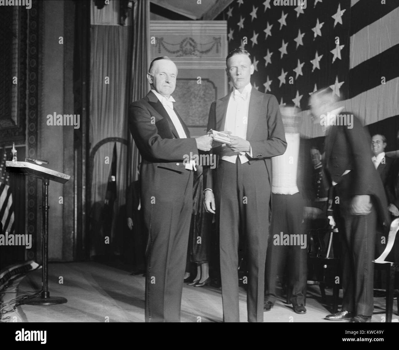 Presidente Calvin Coolidge presenta Charles Lindbergh con la Congressional Medal of Honor. Nov. 1927. Lindbergh era un capitano NEGLI STATI UNITI Army Air Corps riserva quando ha fatto la sua New York City a Parigi volo su maggio 20-21, 1927. (BSLOC 2015 15 144) Foto Stock