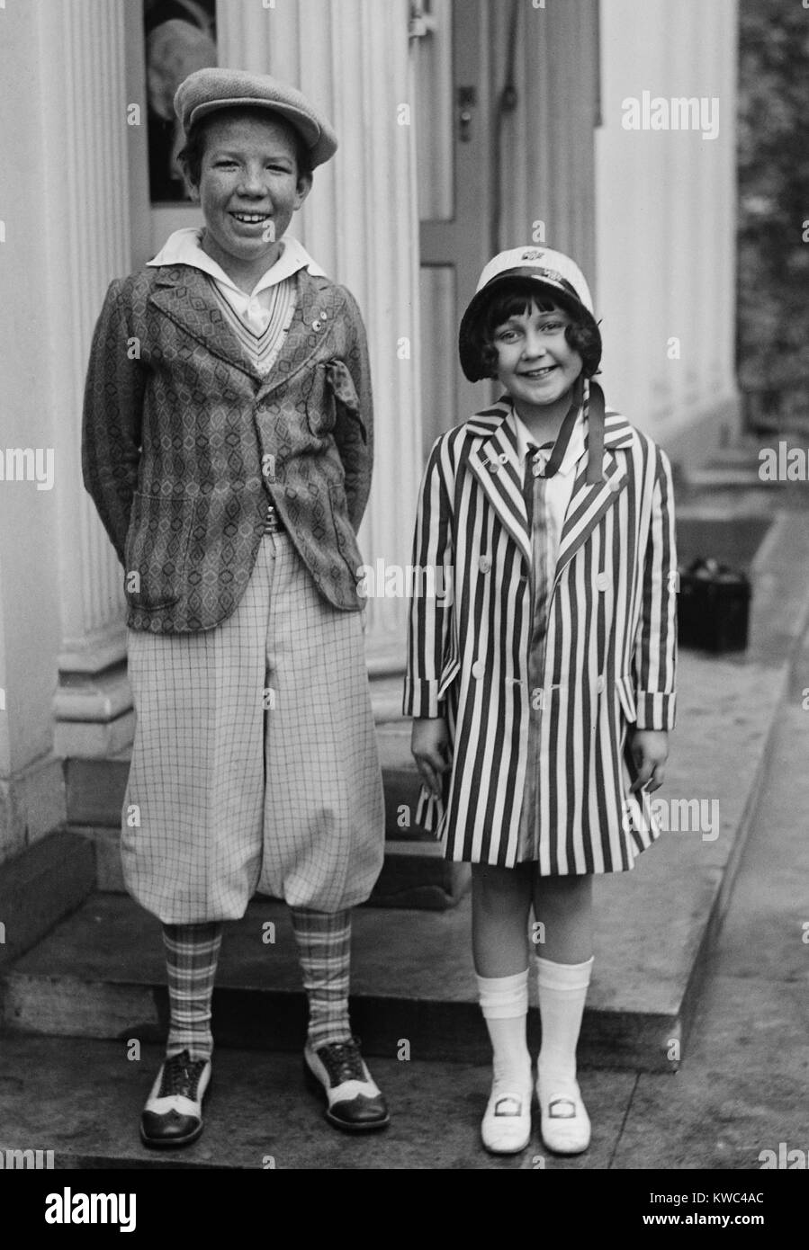 Mickey Daniels e Peggy Eames, bambino stelle in 'la nostra pista' commedie alla Casa Bianca. Hanno incontrato il presidente Calvin Coolidge il 18 maggio 1927. (BSLOC_2015_15_147) Foto Stock