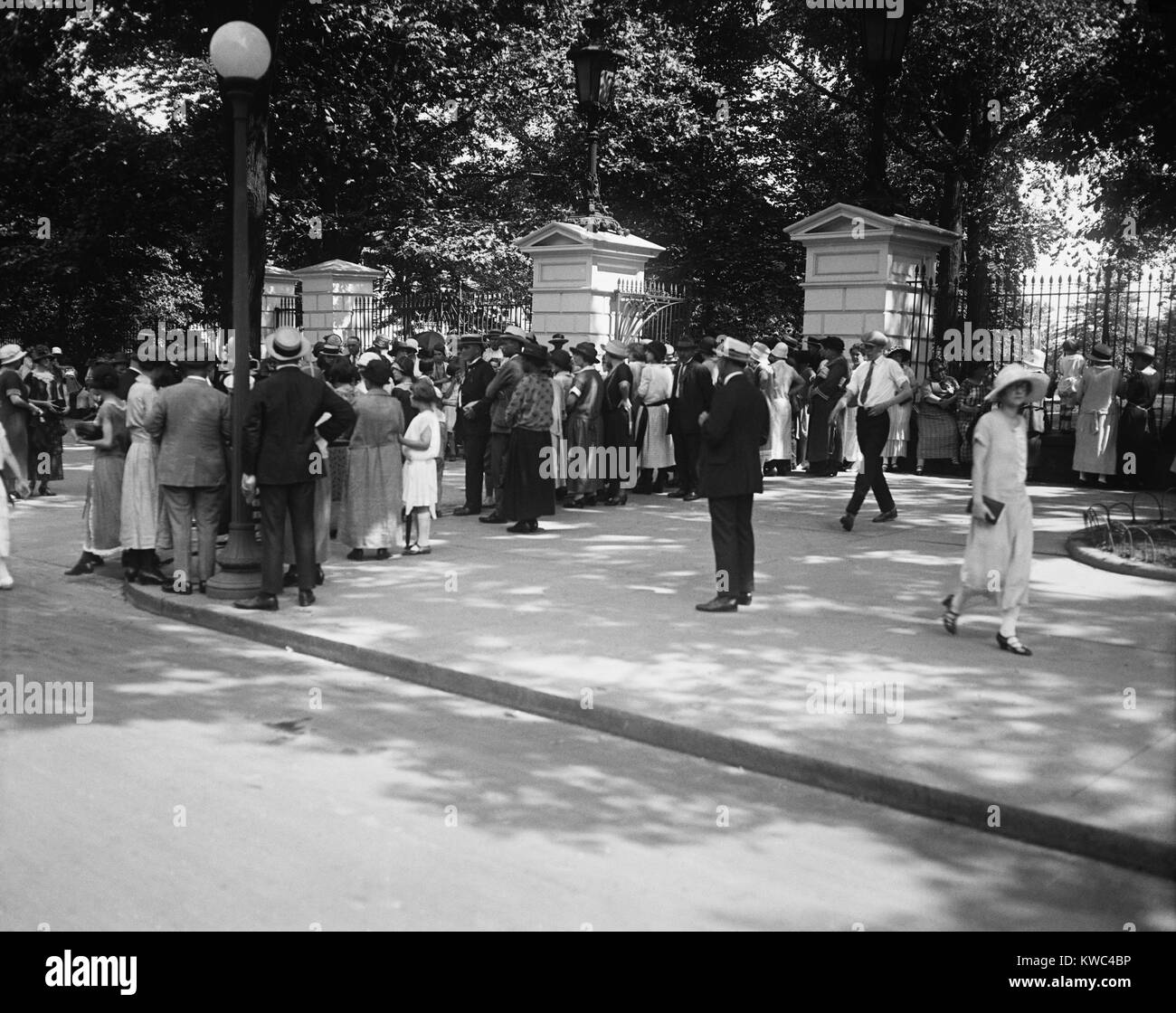 Le persone si radunano alle porte della casa Bianca per pagare un ultimo omaggio a Calvin Coolidge, Jr. del presidente 16 enne figlio morì il 7 luglio 1924. Ca. Luglio 8-10. (BSLOC 2015 15 165) Foto Stock