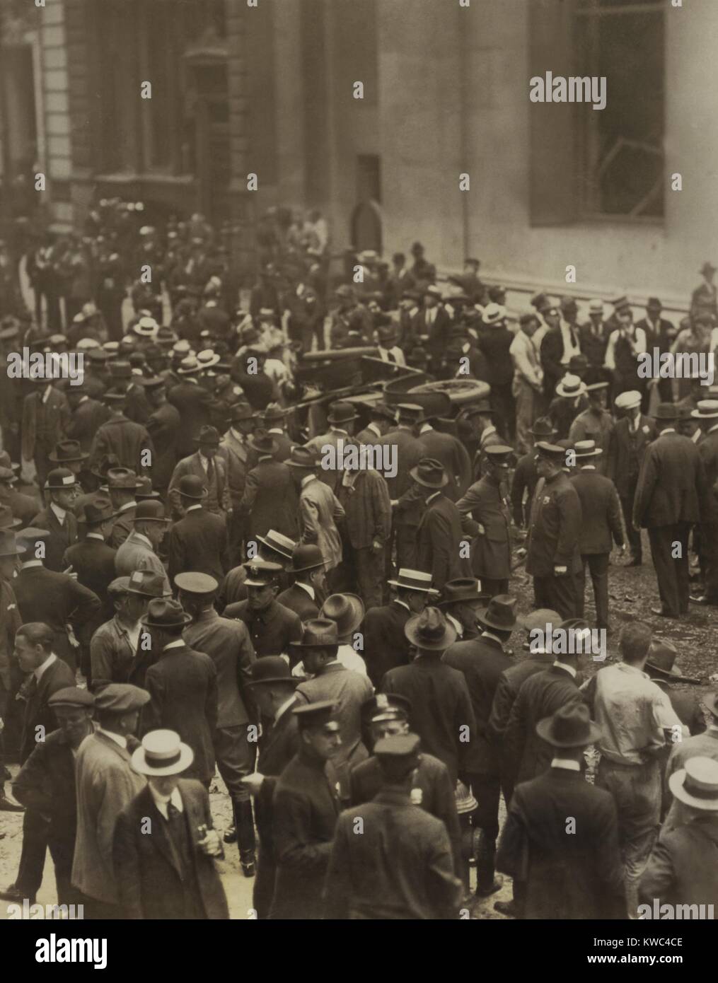 Folla e polizia dopo Wall Street bombardamenti di sett. 16, 1920. Bomba è esplosa a mezzogiorno da un cavallo disegnato carrello arrestato in corrispondenza di J.P. Morgan & Co. a larga parete e strade. (BSLOC 2015 15 175) Foto Stock