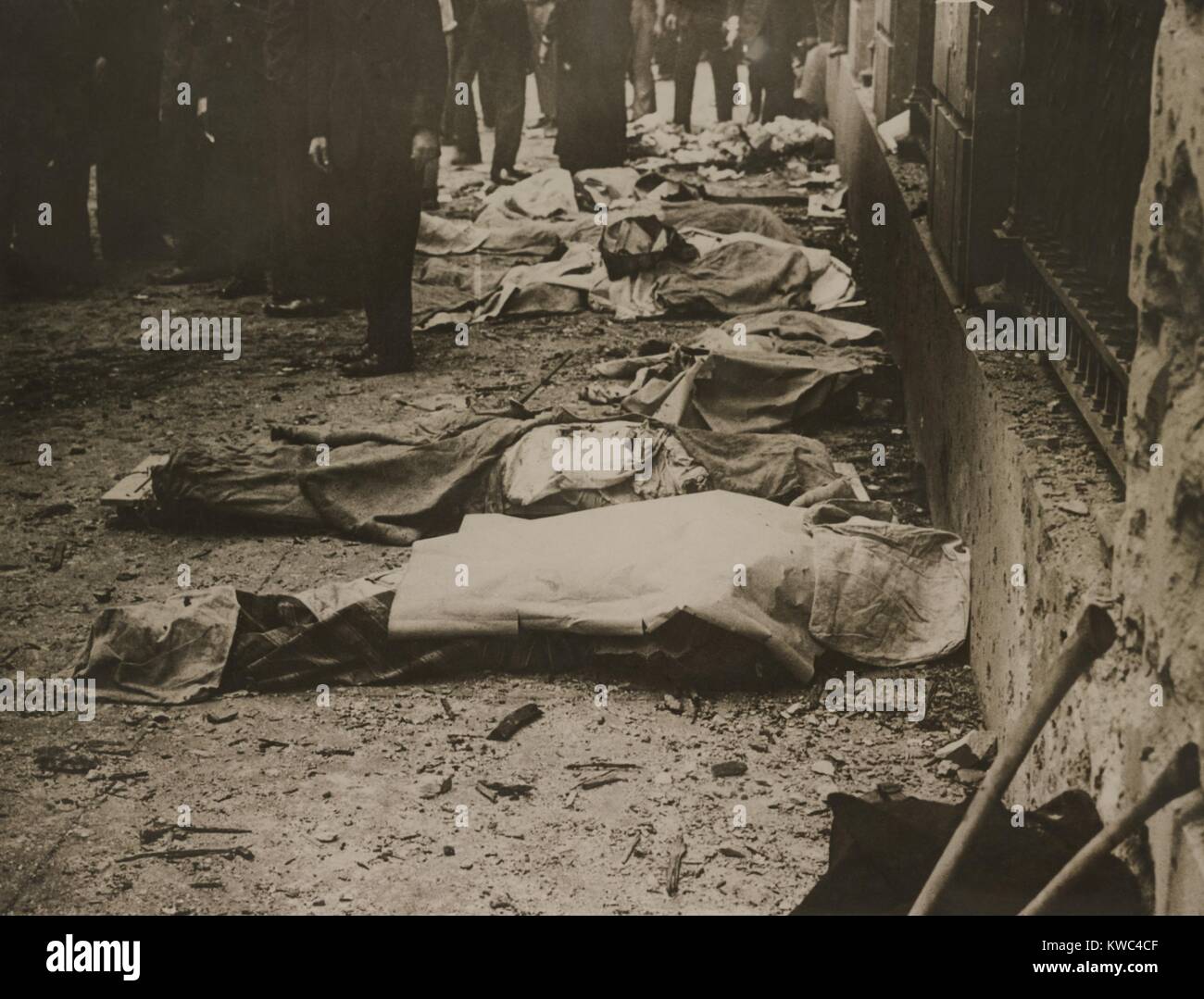 Corpi di alcune delle 38 persone uccise in Wall Street bombardamenti di sett. 16, 1920. Cinquanta sette altri sono stati ricoverati in ospedale e a circa 400 feriti. (BSLOC 2015 15 176) Foto Stock