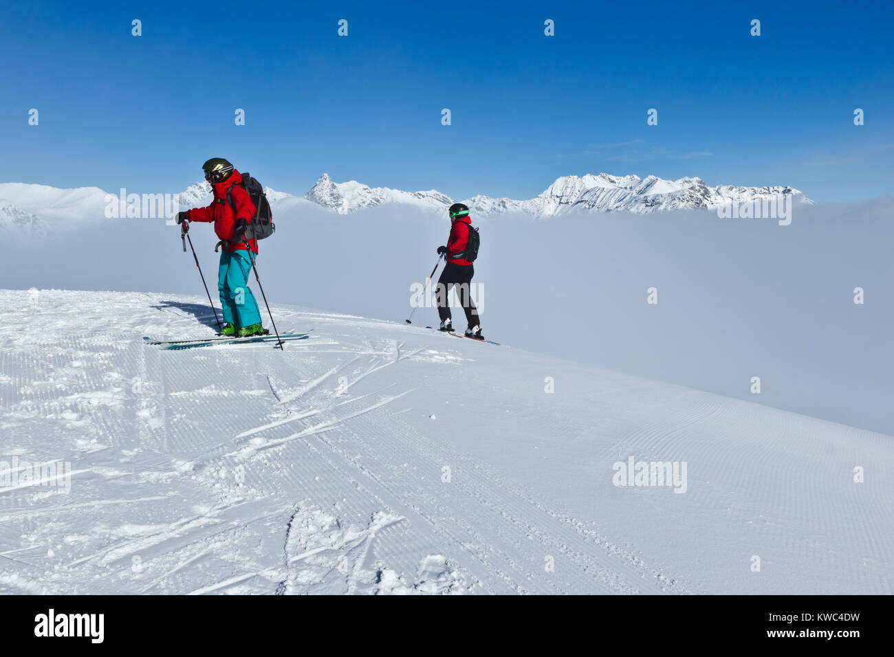 Gli sciatori sopra le nuvole, Livigno, Italia Foto Stock