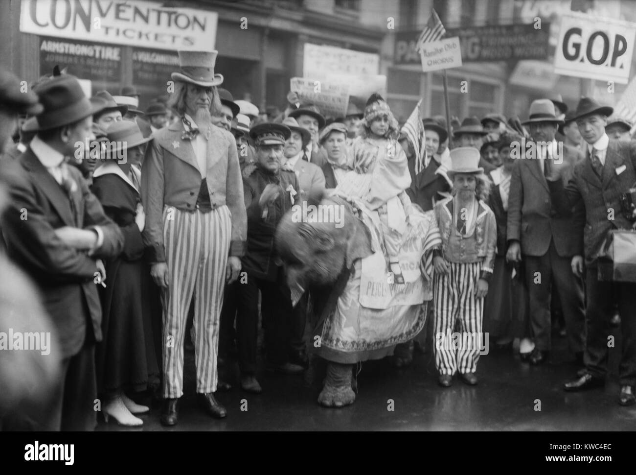 Chicago Street scene durante il 1916 la convenzione repubblicana. Un uomo e bambino sono vestito come lo zio Sam e una ragazza cavalca un baby elephant denominato Chin-Chin. (BSLOC 2015 15 198) Foto Stock