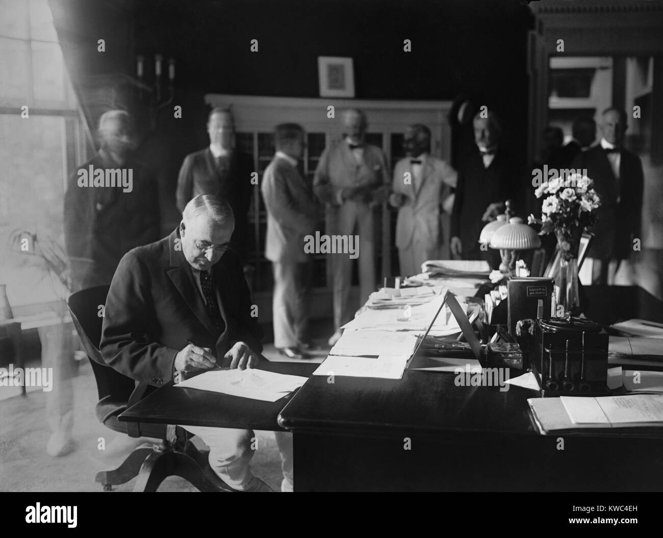 Il presidente Warren Harding la firma di un progetto di legge, all Ufficio Ovale della Casa Bianca. Agosto 18, 1922. (BSLOC 2015 15 20) Foto Stock