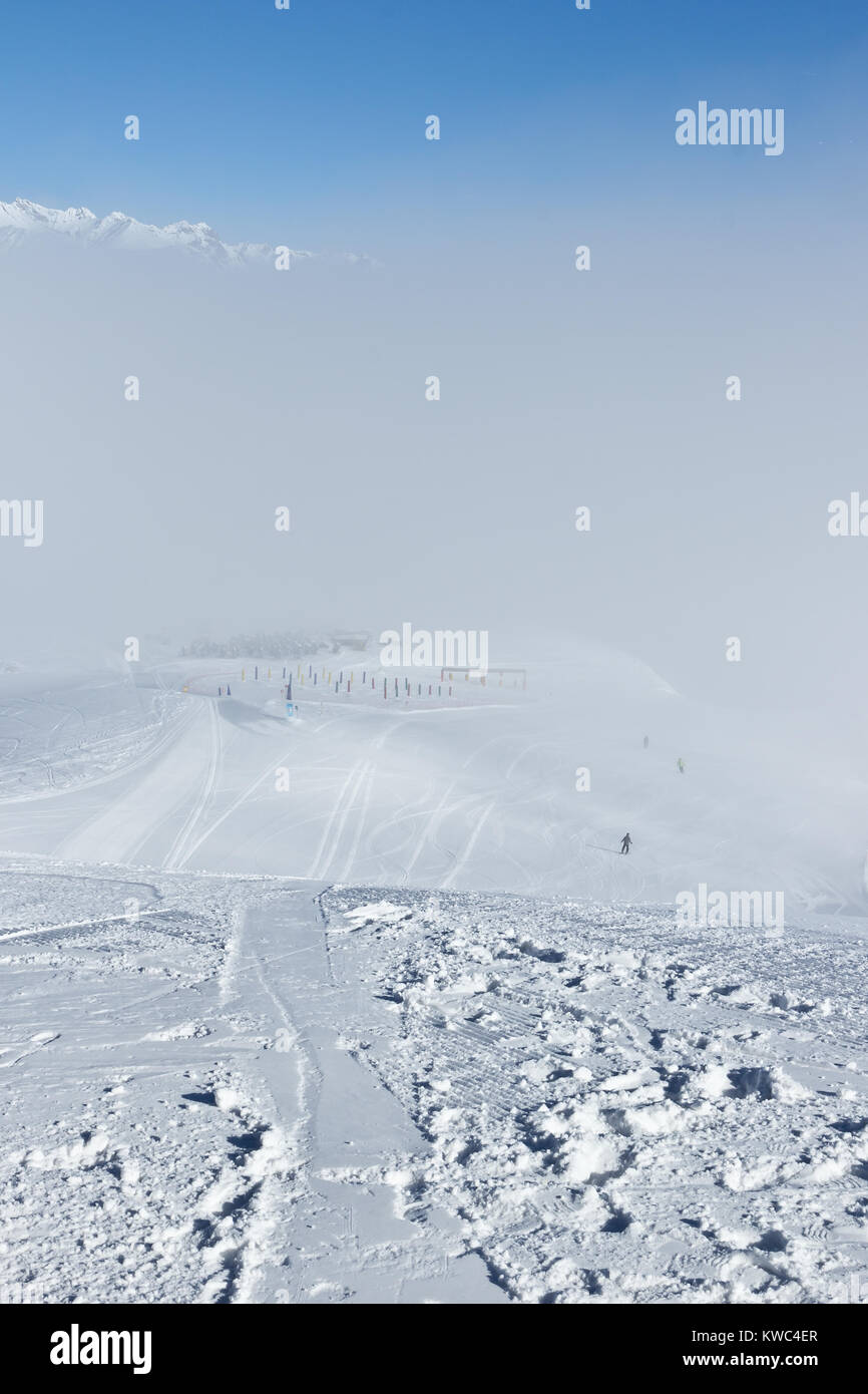 Gli sciatori sopra le nuvole, Livigno, Italia Foto Stock