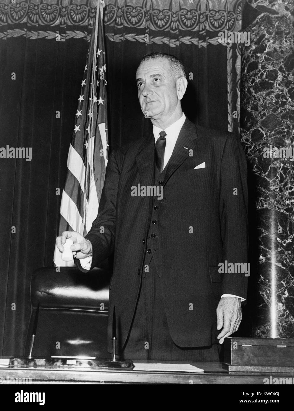 Vice presidente Lyndon Johnson, sul podio del Senato, nel 1961. Johnson sperava di avere un ruolo significativo il coordinamento tra la Casa Bianca e il senato, ma ha trovato il nuovo leader del Senato non erano disposti a condividere la loro potenza. (BSLOC 2015 2 208) Foto Stock