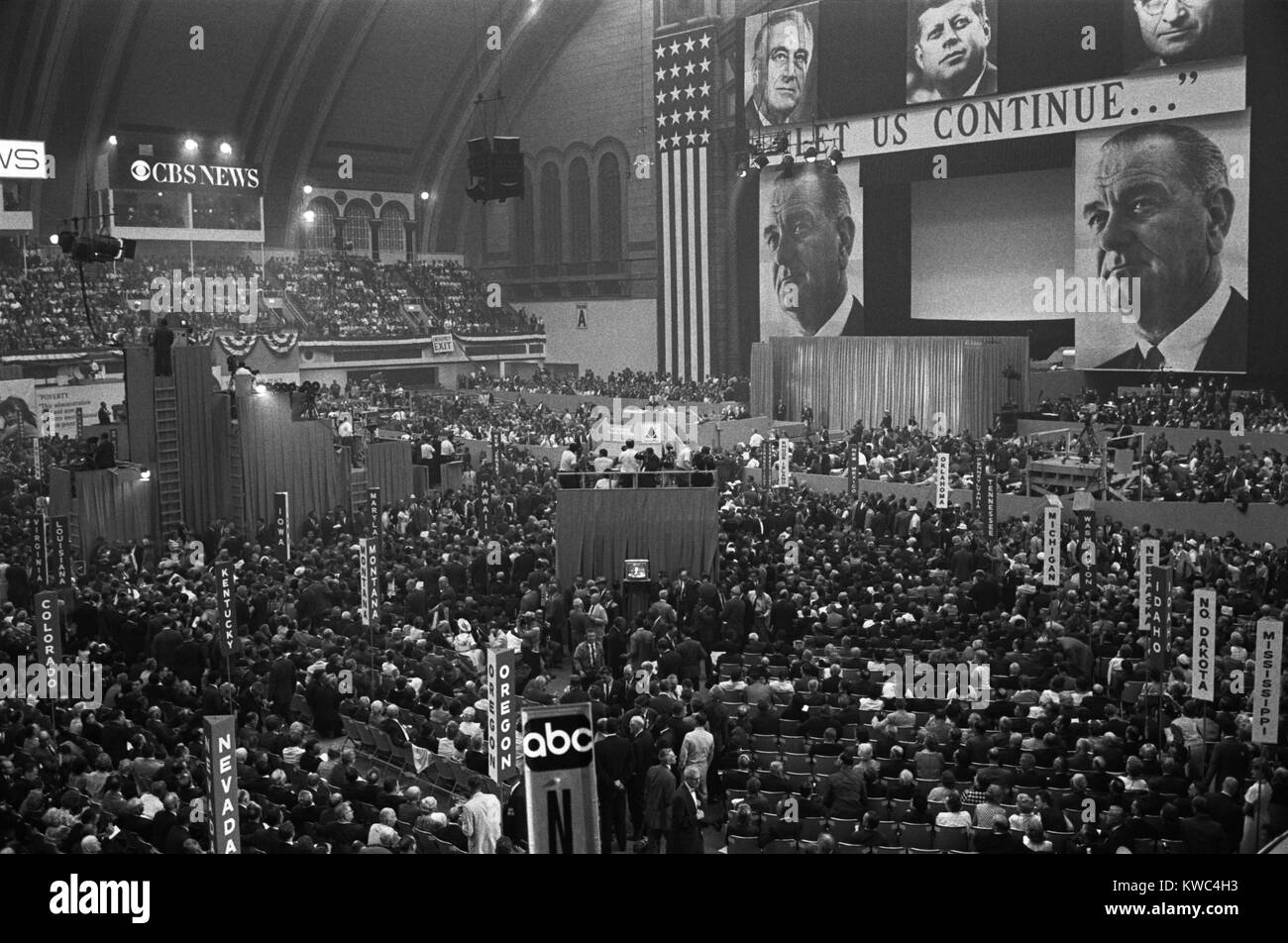 1964 convention democratica, Atlantic City, New Jersey. Vista di delegati e grandi immagini di John F. Kennedy, Harry Truman, Franklin D. Roosevelt, e Lyndon B. Johnson e lo slogan "continuiamo…". Agosto 24, 1964. (BSLOC 2015 2 213) Foto Stock