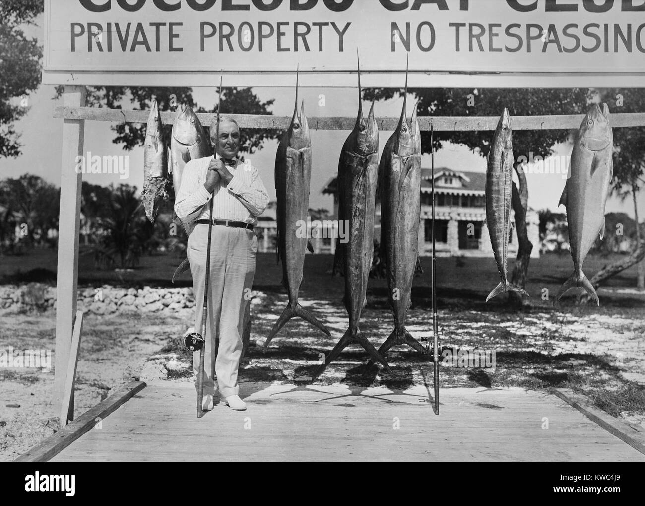 Warren Harding con la canna da pesca e il pesce a Cocolobo Cay Club, Adams chiave, Florida. Ca. 1921-23. (BSLOC 2015 15 53) Foto Stock