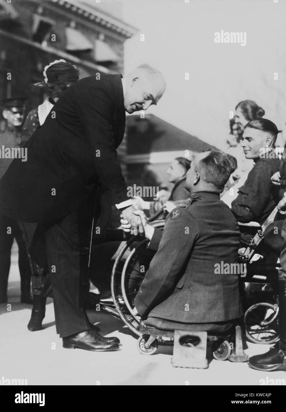 Il presidente Warren Harding stringono le mani con Lt. Robert Fletcher, che ha perso entrambe le gambe durante il WW 1. Walter Reed Hospital, ca. 1921-23. (BSLOC 2015 15 61) Foto Stock