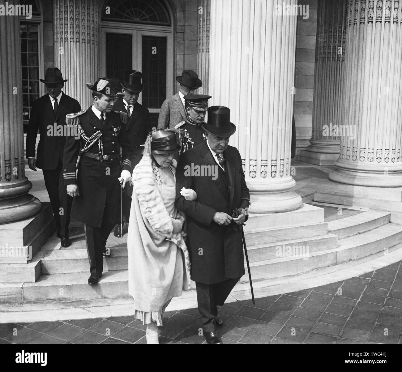 Il presidente Warren Harding e la First Lady Firenze Kling Harding lasciando Continental Hall. Aprile 16, 1923. Essi hanno partecipato a una delle Figlie della Rivoluzione americana del Congresso. (BSLOC 2015 15 74) Foto Stock