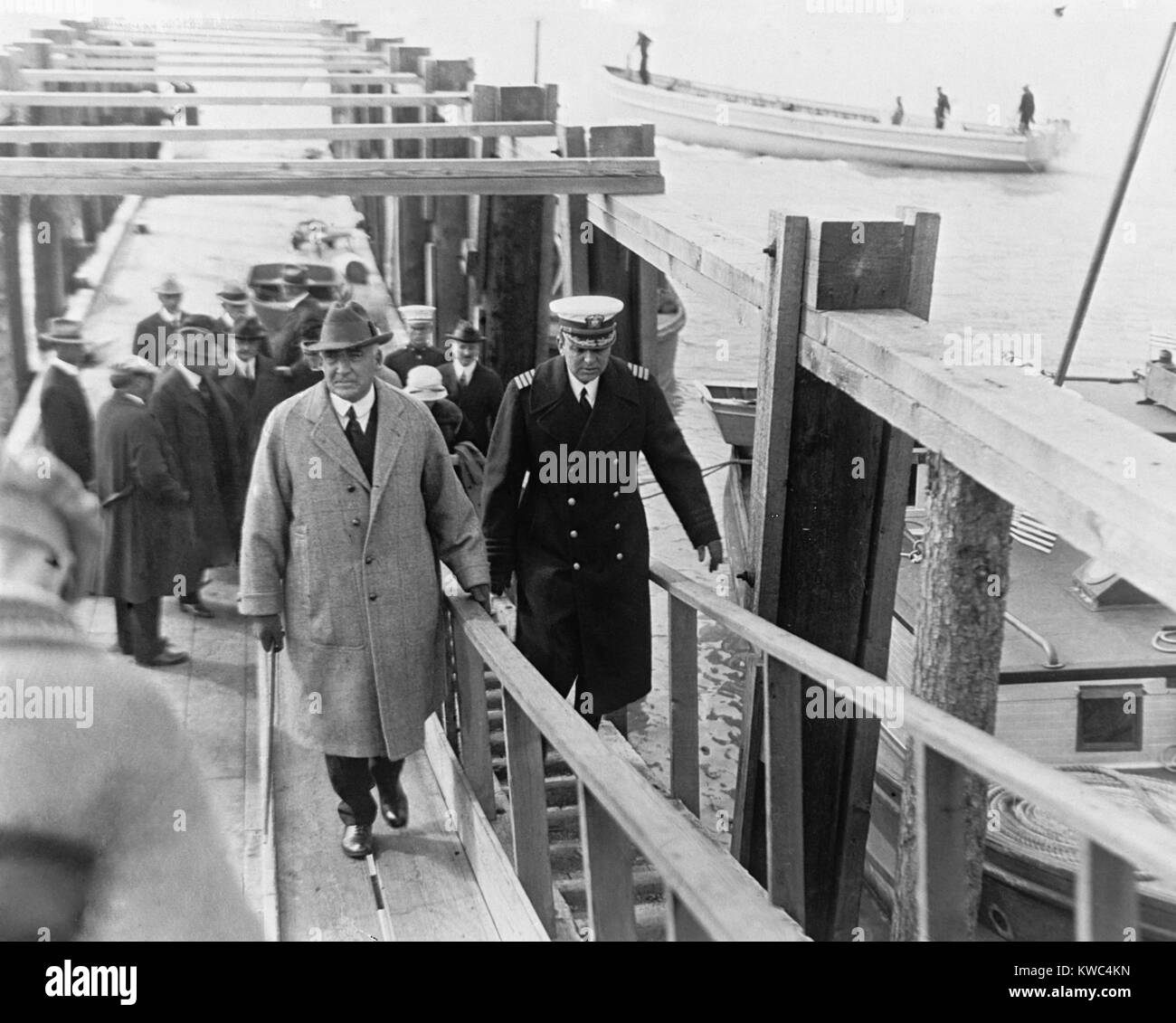 Il presidente Warren Harding di salire a bordo della nave durante il suo tour in Alaska, luglio 1923. (BSLOC 2015 15 77) Foto Stock