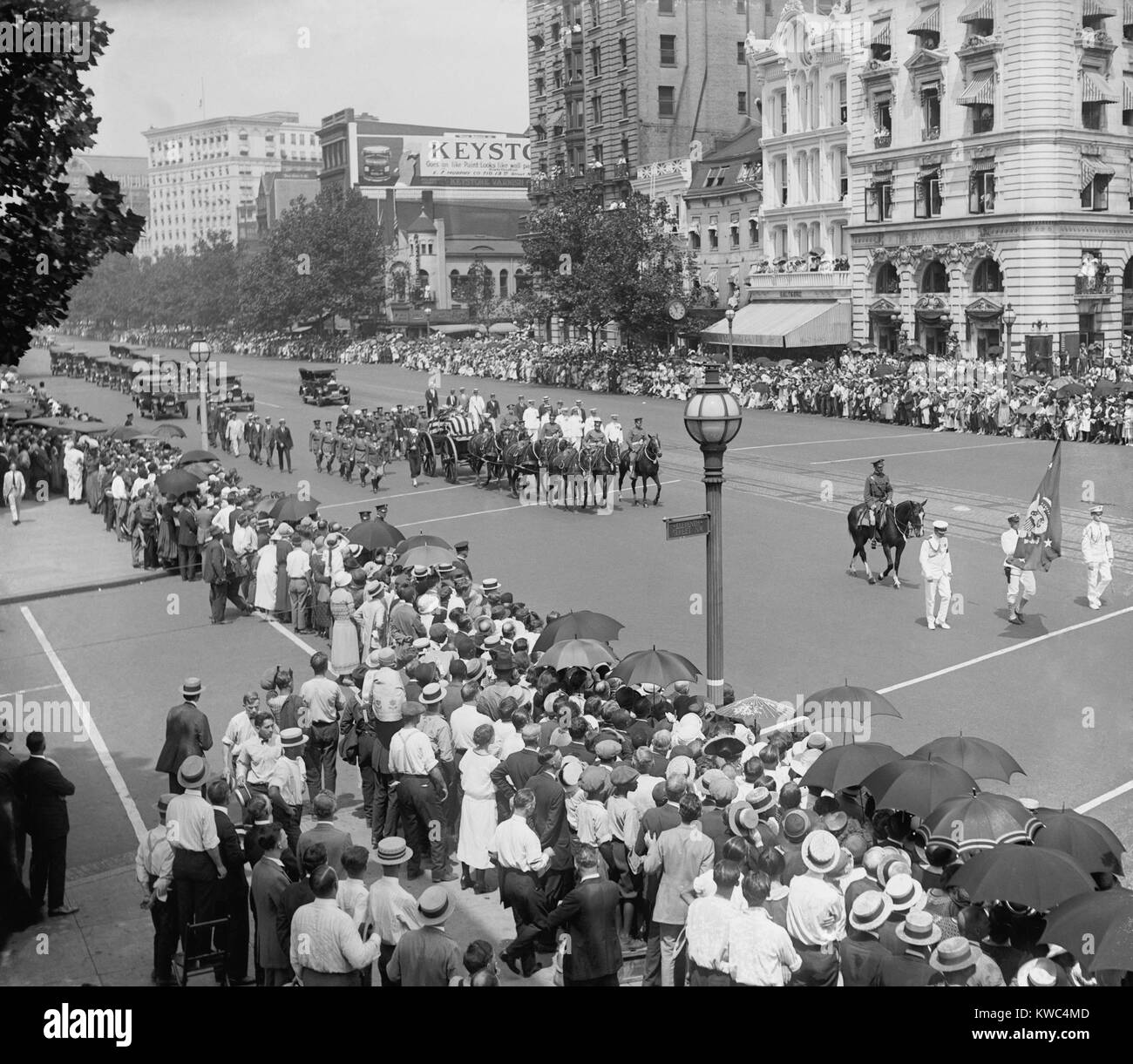 Il presidente Warren Harding's il corteo funebre, e il Agosto 8, 1923 in Pennsylvania Avenue. La processione hanno marciato dalla Casa Bianca al Campidoglio, dove il servizio funebre si è svolta prima del Congresso, il cabinet, e un gruppo di invitati dignitari. (BSLOC 2015 15 82) Foto Stock