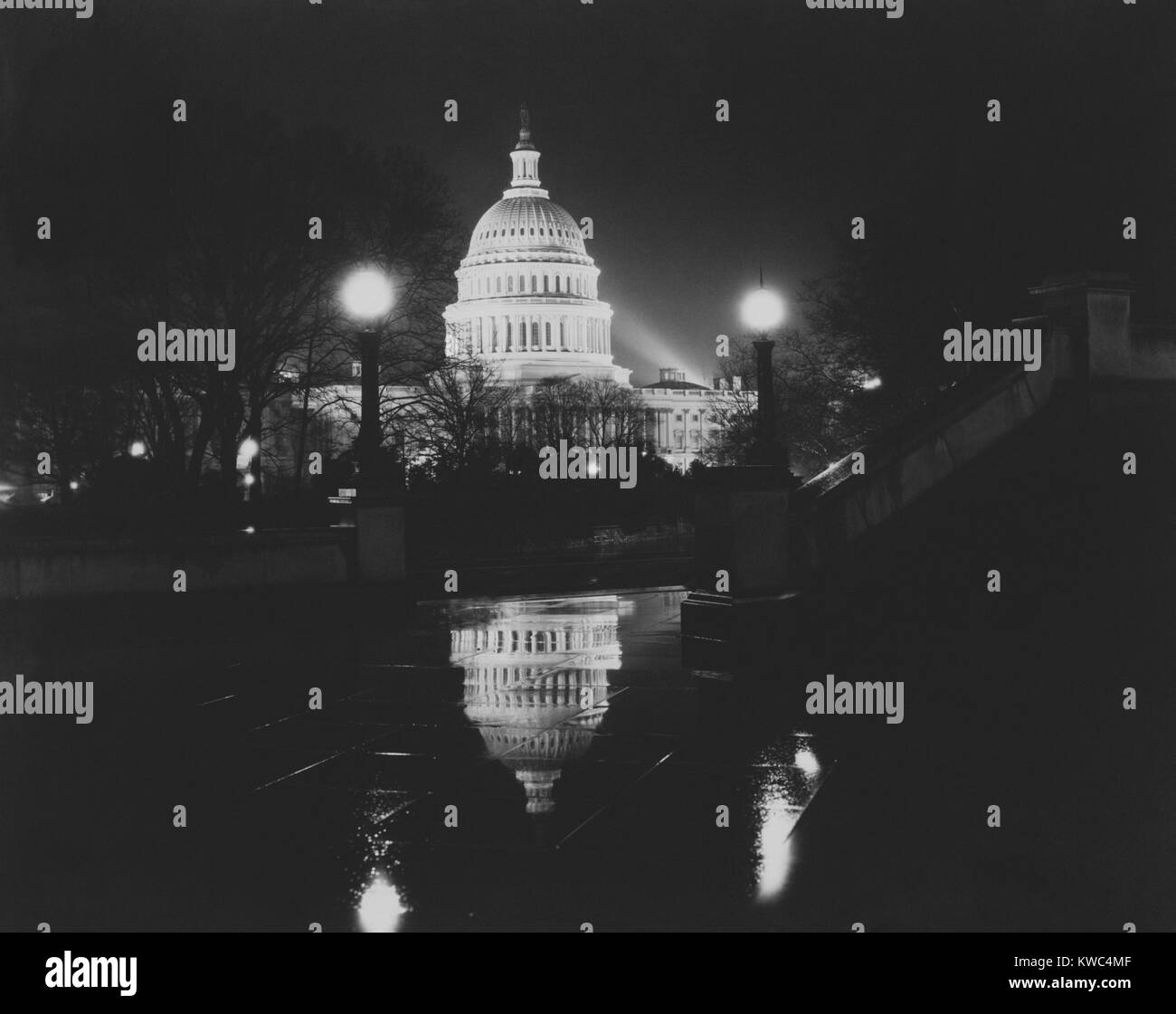 United States Capitol dal Jefferson edificio della Biblioteca del Congresso. Vista notte sotto la pioggia, 1923. Foto di Theodor Horydczak. (BSLOC 2015 15 84) Foto Stock