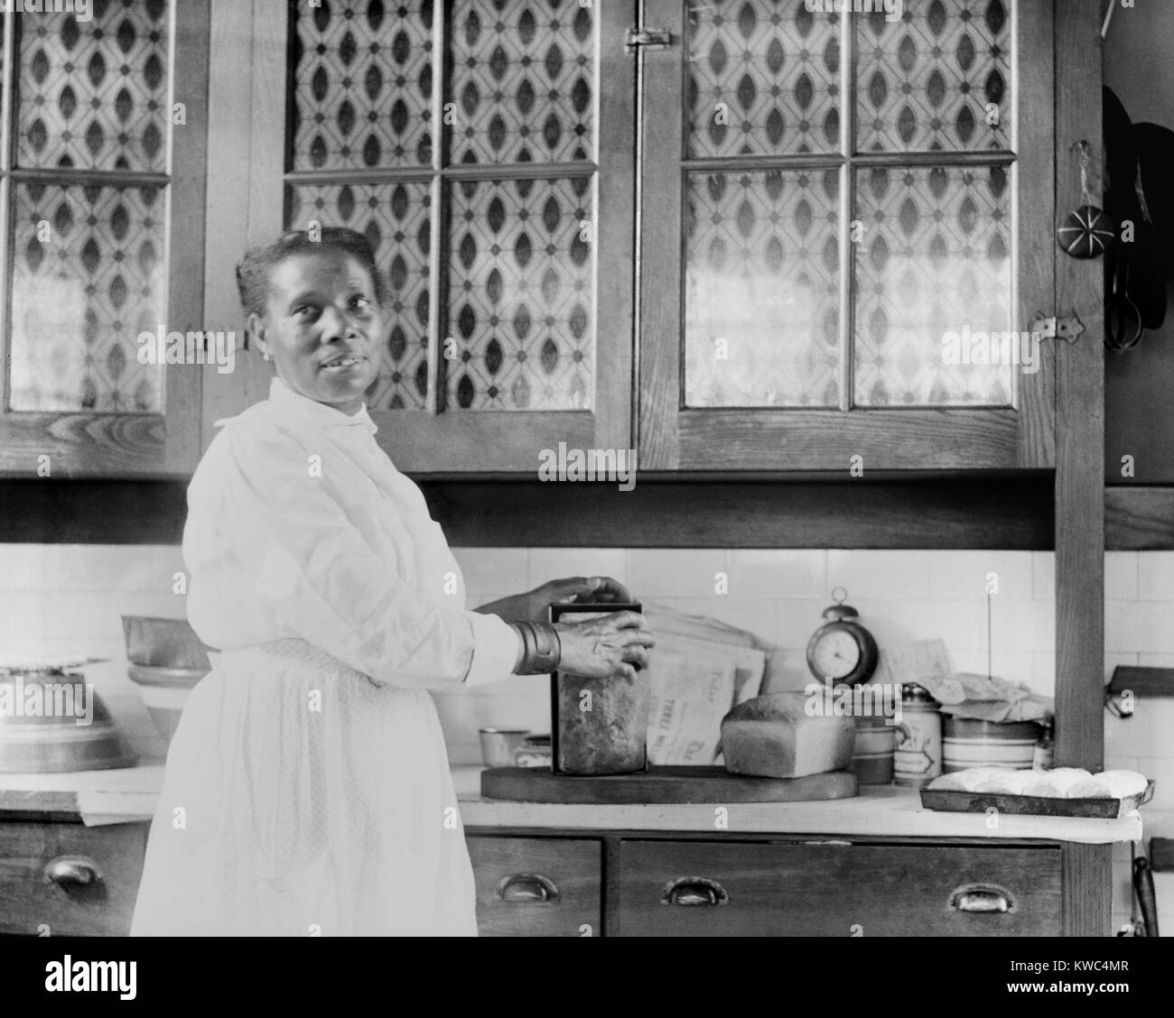 Inez McWhorter, era il Harding's cuocere in Marion, Ohio, ca. 1906-1920. Lei è stato un testimone della storia quando ha incontrato accidentalmente Warren Harding " pantaloni a sua caviglie' e la sua signora amico Carrie Phillips, 'sul tavolo della cucina," un giorno nel 1909. (BSLOC 2015 15 88) Foto Stock