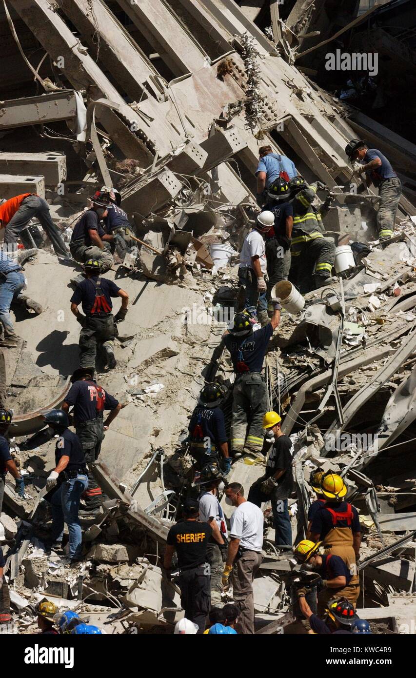 Un 'benna brigata" funziona con cautela per pulire i detriti del World Trade Center, Sett. 14, 2001. Solo 13 persone sono state soccorse dal vivo da sotto i detriti, ed essi sono stati trovati entro le prime 24 ore. La città di New York, dopo l'11 settembre 2001 attacchi terroristici. Stati Uniti Navy Foto di Jim Watson (BSLOC 2015 2 74) Foto Stock