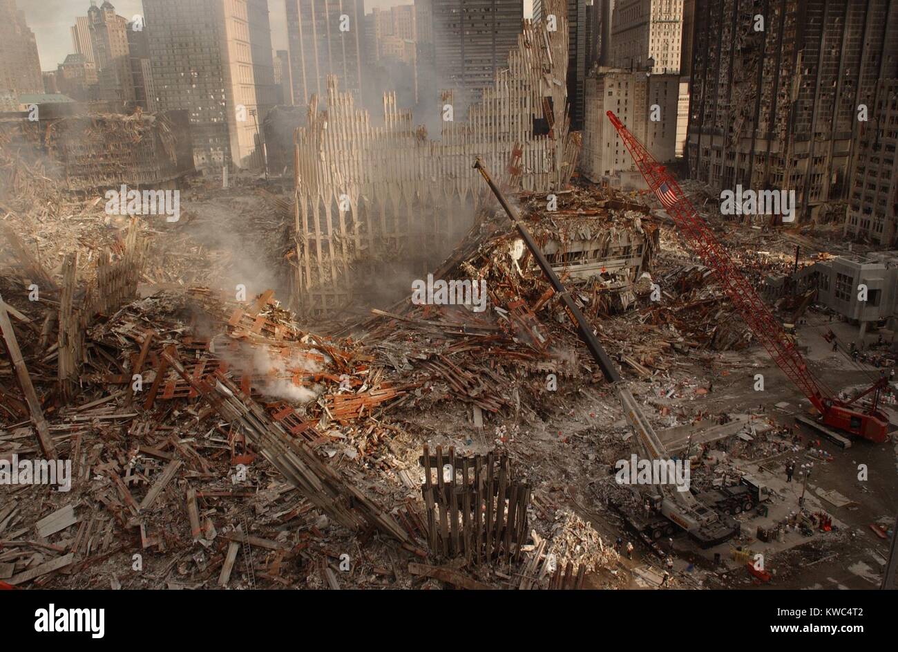 Visualizzazione ampia di operazioni di recupero presso il World Trade Center di New York City, 17 settembre 2001. Nel centro è il palo e rimane del WTC 2, Torre Sud e WTC 3, Marriott World Trade Center, una volta 22 story hotel. Dopo 11 settembre 2001 attacchi terroristici. (BSLOC 2015 2 93) Foto Stock