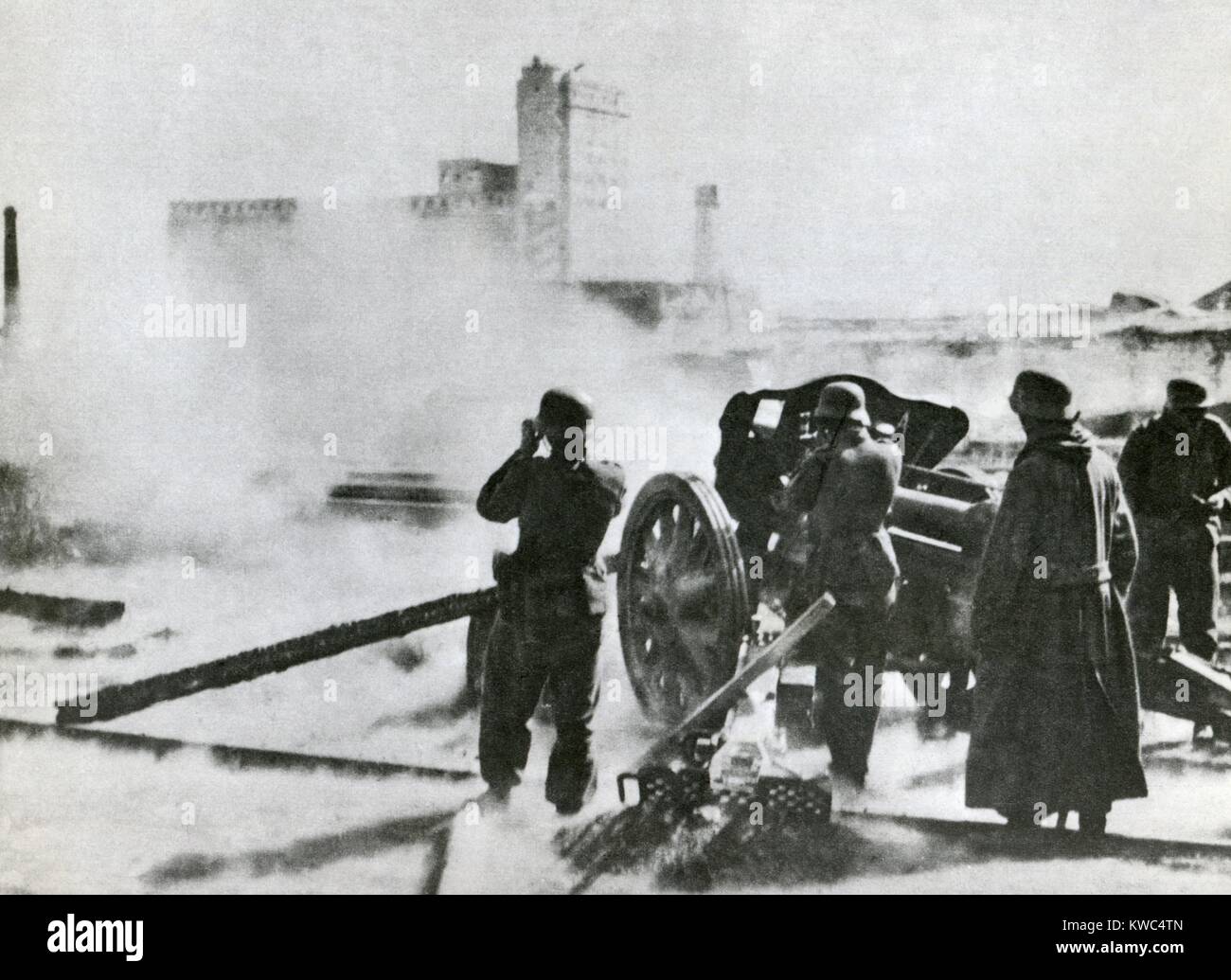 Artiglieria tedesca a Stalingrado nel 1942. L Armata Rossa contro-attaccato con 'Operazione Urano,' in novembre 1942, eventualmente circostante il Nazi õ esercito che si arrese il 2 febbraio, 1943. (BSLOC_2015_13_109) Foto Stock