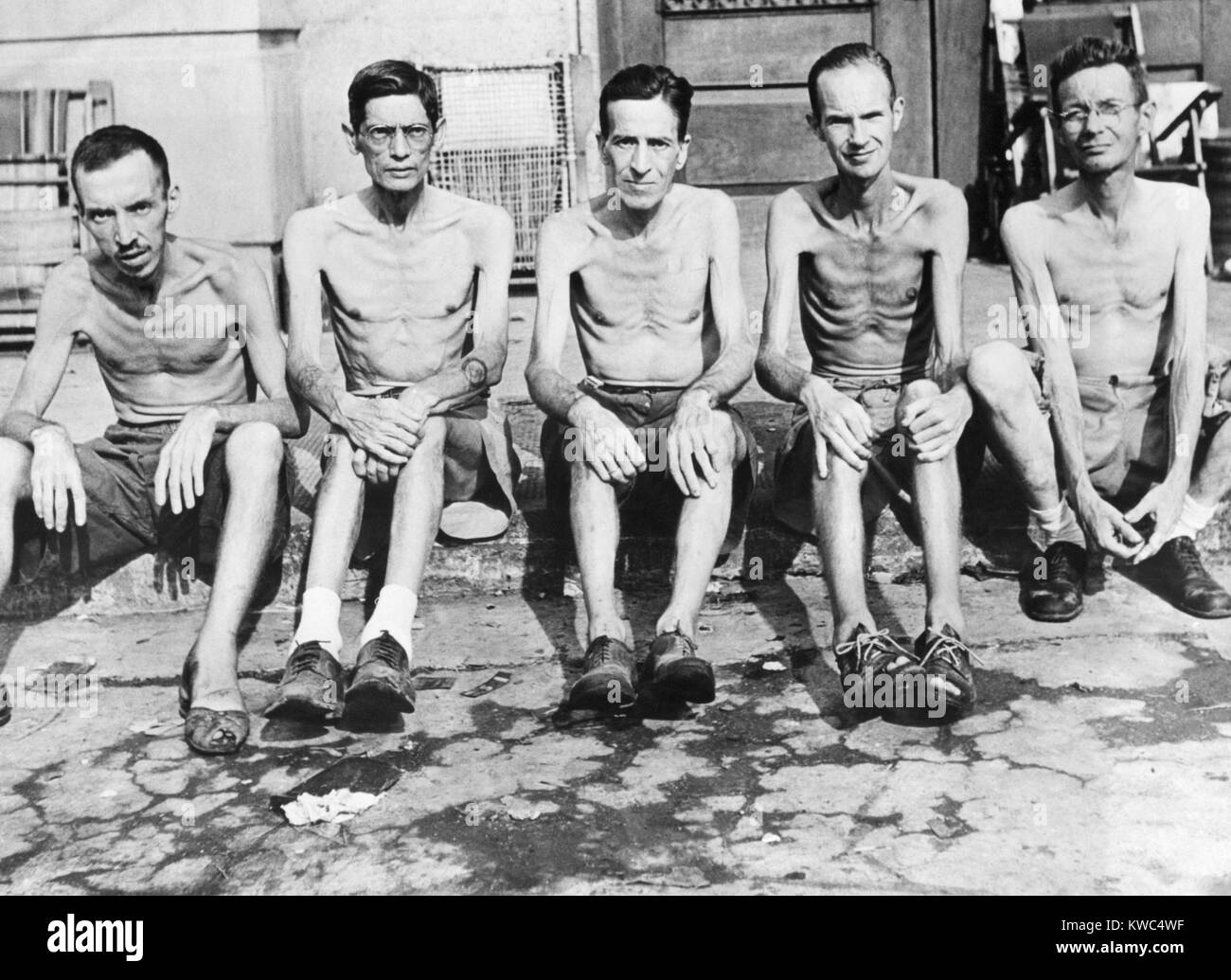 Cinque uomini liberati dal Santo Tomas internamento camp a Manila, 23 febbraio, 1945. L-R: Arehugo G. Winkler, 20, un correttore di bozze su carta di Manila, entrato camp del peso di 135 libbre, e lasciata a 87 libbre. Thomas B. Loft, Gen. alimenti ufficiale, che è venuto in a 160 ed è ora 102 libbre. Arthur Williamson, pesati 145 ed è ora di 103 libbre. Harold Leney, una volta 185 e ora 105 libbre, e David Norvell, che è sceso da 135 a 90 libbre. Guerra Mondiale 2 (BSLOC 2015 13 127) Foto Stock