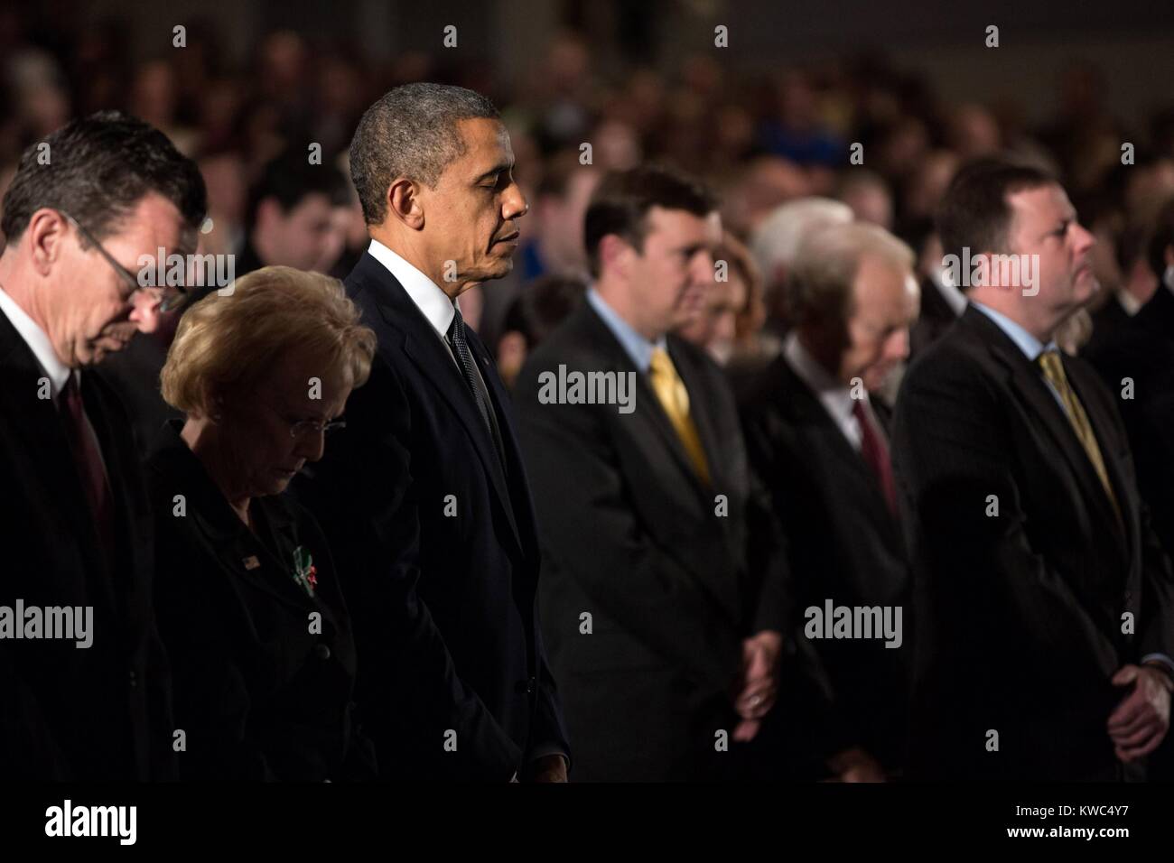 Il presidente Obama assiste a Sandy Hook veglia interconfessionale a Newtown High School di Newtown, Conn. Dic. 16, 2012 è stato il primo anniversario dei tiri che ha ucciso 27 persone, di cui una ventina di bambini. (BSLOC 2015 13 171) Foto Stock