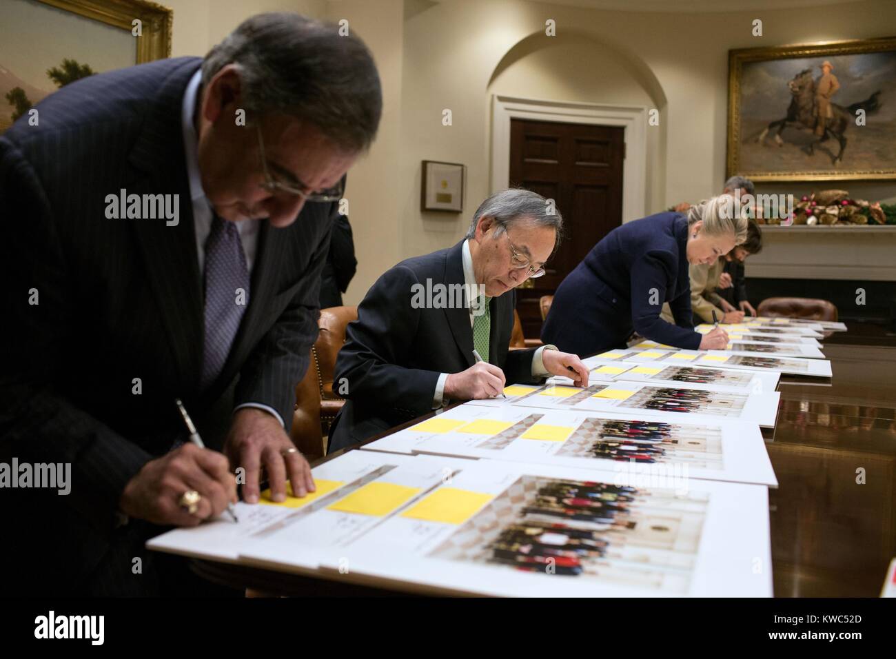 Il presidente Barack Obama incontra con tesoro Sec. Timothy Geithner all Ufficio Ovale. Agosto 5, 2011. In fondo è economica nazionale direttore del Consiglio Gene Sperling. (BSLOC 2015 13 251) Foto Stock