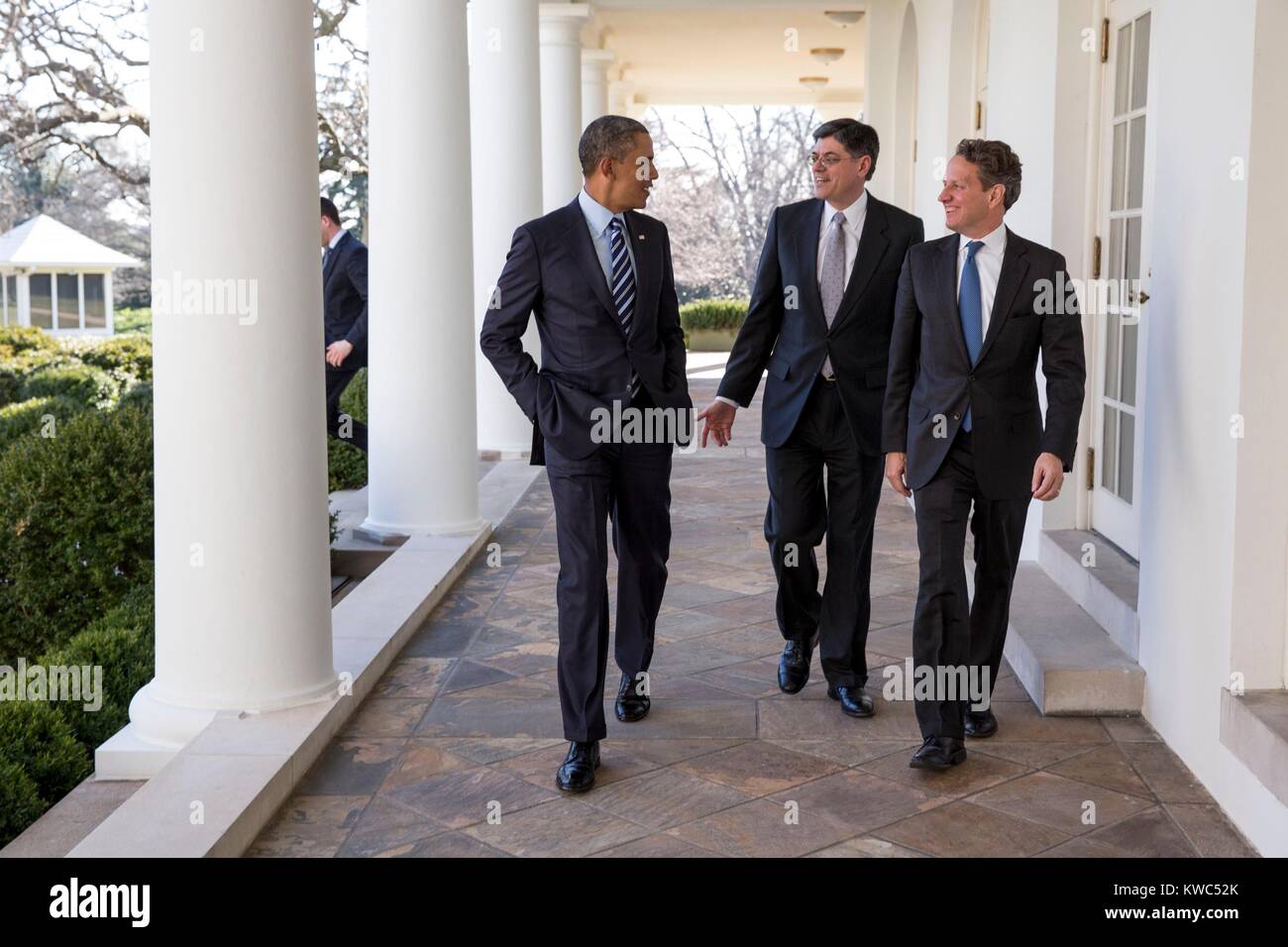 Il presidente Obama parla con il capo dello staff Jack Lew, centro e Tesoro Sec. Timothy Geithner. Casa bianca colonnato, 10 gennaio, 2013. (BSLOC 2015 13 257) Foto Stock