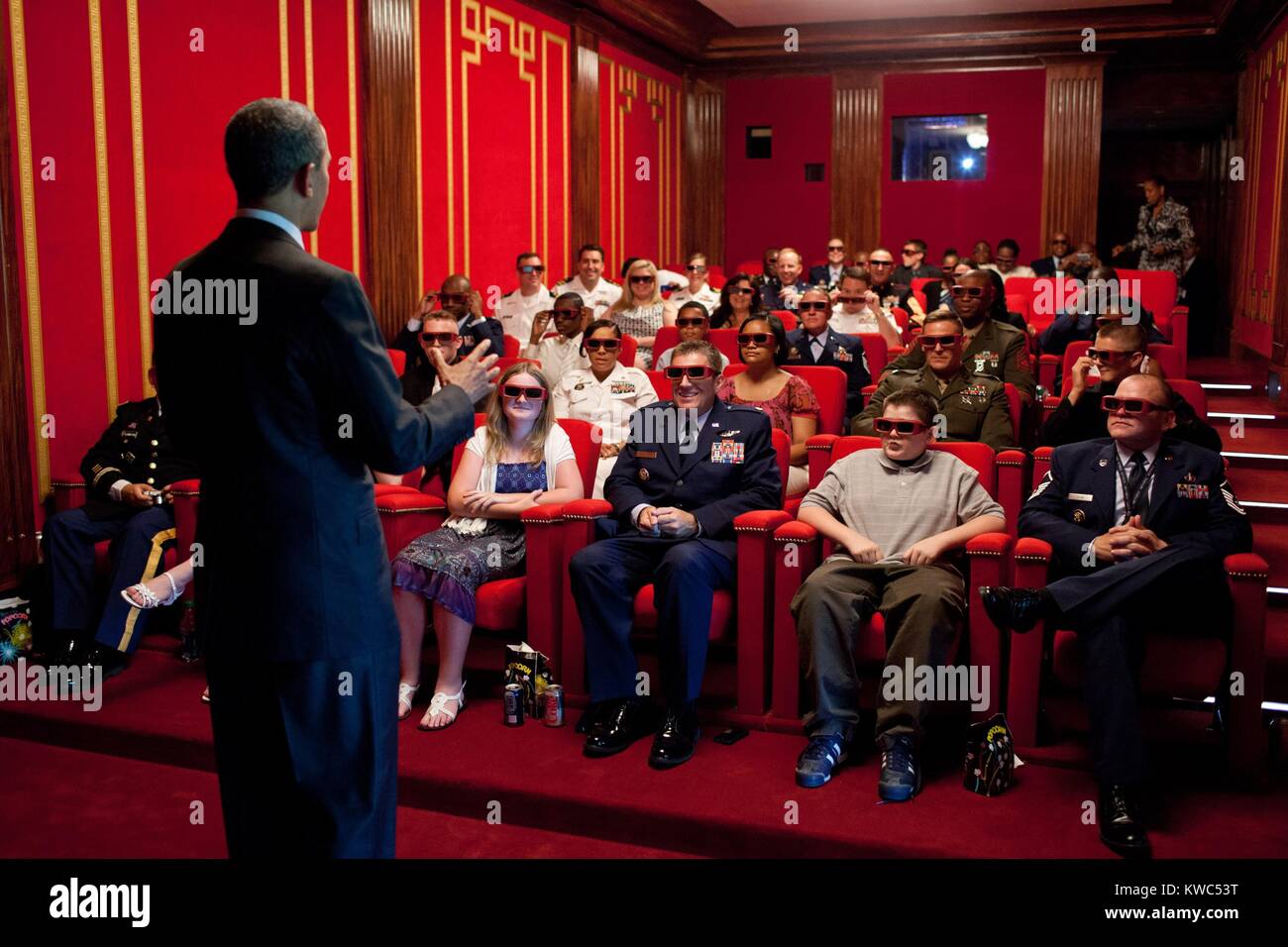 Il presidente Obama accoglie i membri del servizio e le loro famiglie alla Casa Bianca teatro di famiglia. Essi sono preparati a guardare il 3-D movie, Men in Black 3, 25 maggio 2012. (BSLOC_2015_13_284) Foto Stock