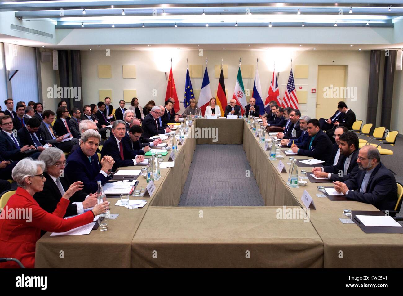 I Ministri degli affari esteri e direttori politici da P5+1 unite e ministro iraniano Javad Zarif. Foto scattata a conclusione dei negoziati il 2 aprile 2015, a Losanna, Svizzera, circa il futuro del programma nucleare iraniano. (BSLOC 2015 13 288) Foto Stock