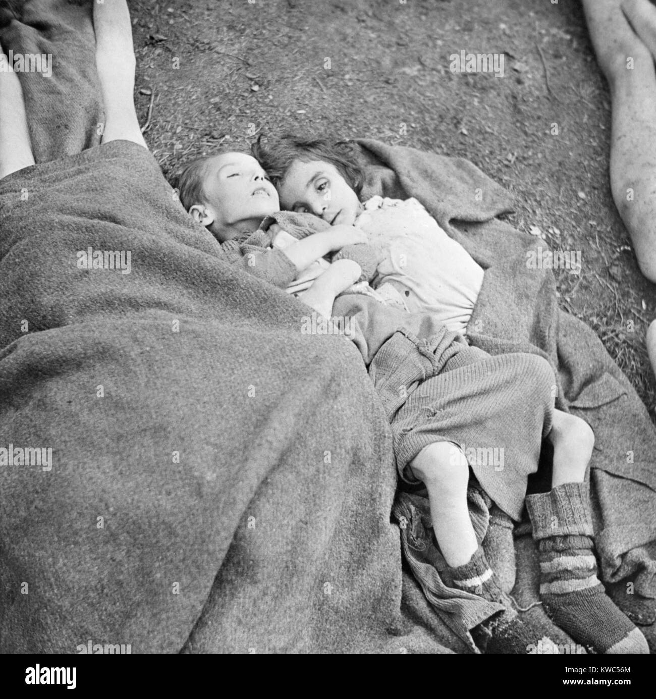 Due giovani bambini morti di fame nella nazista tedesco Belsen Campo di concentramento. Aprile 1945, guerra mondiale 2 (BSLOC 2015 13 9) Foto Stock
