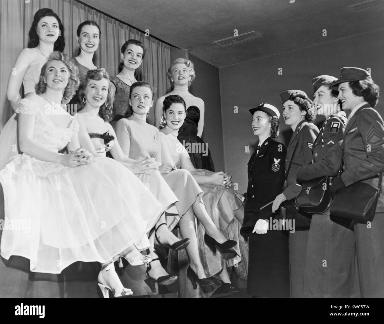 I rappresentanti delle forze armate picking 'Miss Forze Armate" nel 1951. La bellezza di otto concorrenti sono valutate da quattro donne in uniforme, uno per ciascuno dei rami di forze armate. (BSLOC 2015 14 117) Foto Stock I rappresentanti delle forze armate picking 'Miss Forze Armate" nel 1951. La bellezza di otto concorrenti sono valutate da quattro donne in uniforme, uno per ciascuno dei rami di forze armate. (BSLOC 2015 14 117) Foto Stock