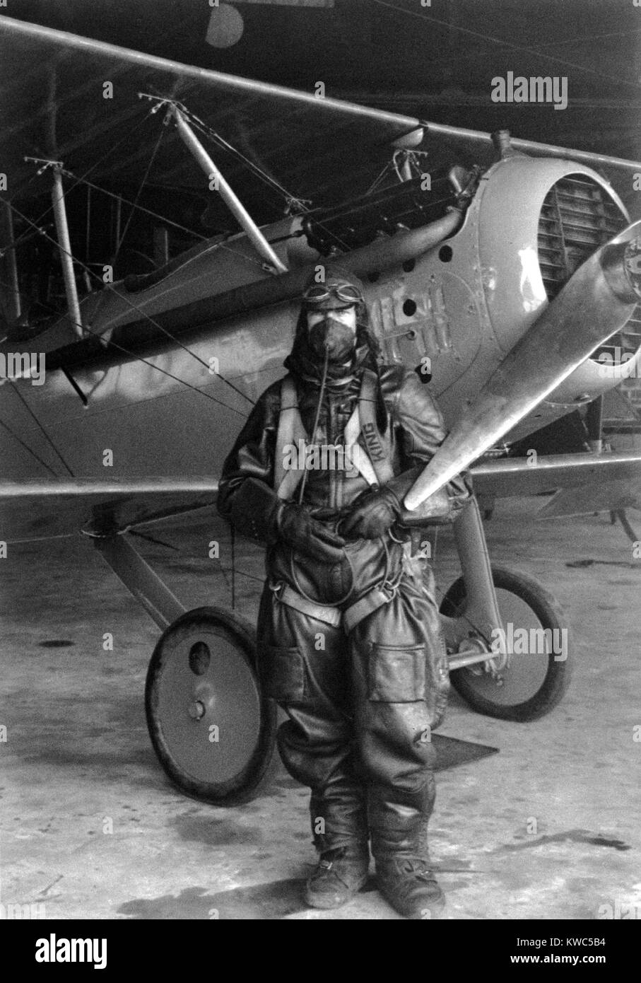 Il test pilota di Paul re in una pelliccia volanti in pelle tuta e mascherina di ossigeno prima del decollo, Ottobre 17, 1925. Egli sarà in grado di volare NACA Vought VE-7,da Langley Field, Hampton, Virginia. Comitato consultivo nazionale per l'aeronautica, NACA, era un'agenzia federale stabilito nel 1915, ed è stato il predecessore della NASA. (BSLOC 2015 14 195) Foto Stock