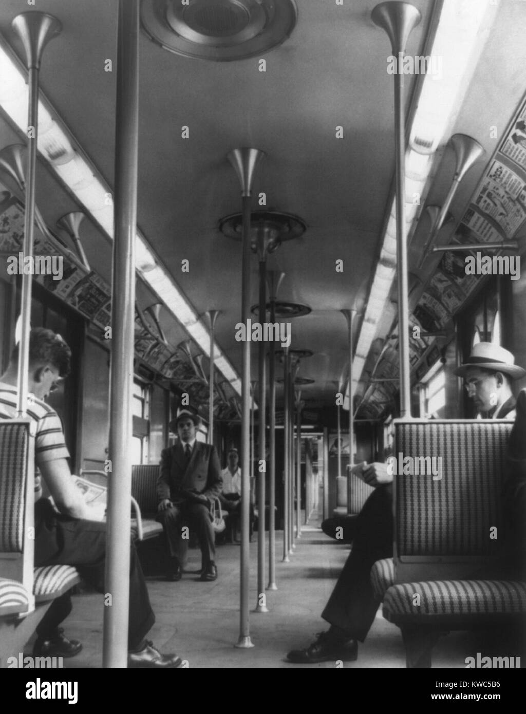 New York City metropolitana per interni auto con luci fluorescenti, introdotto nel 1950. (BSLOC 2015 14 197) Foto Stock