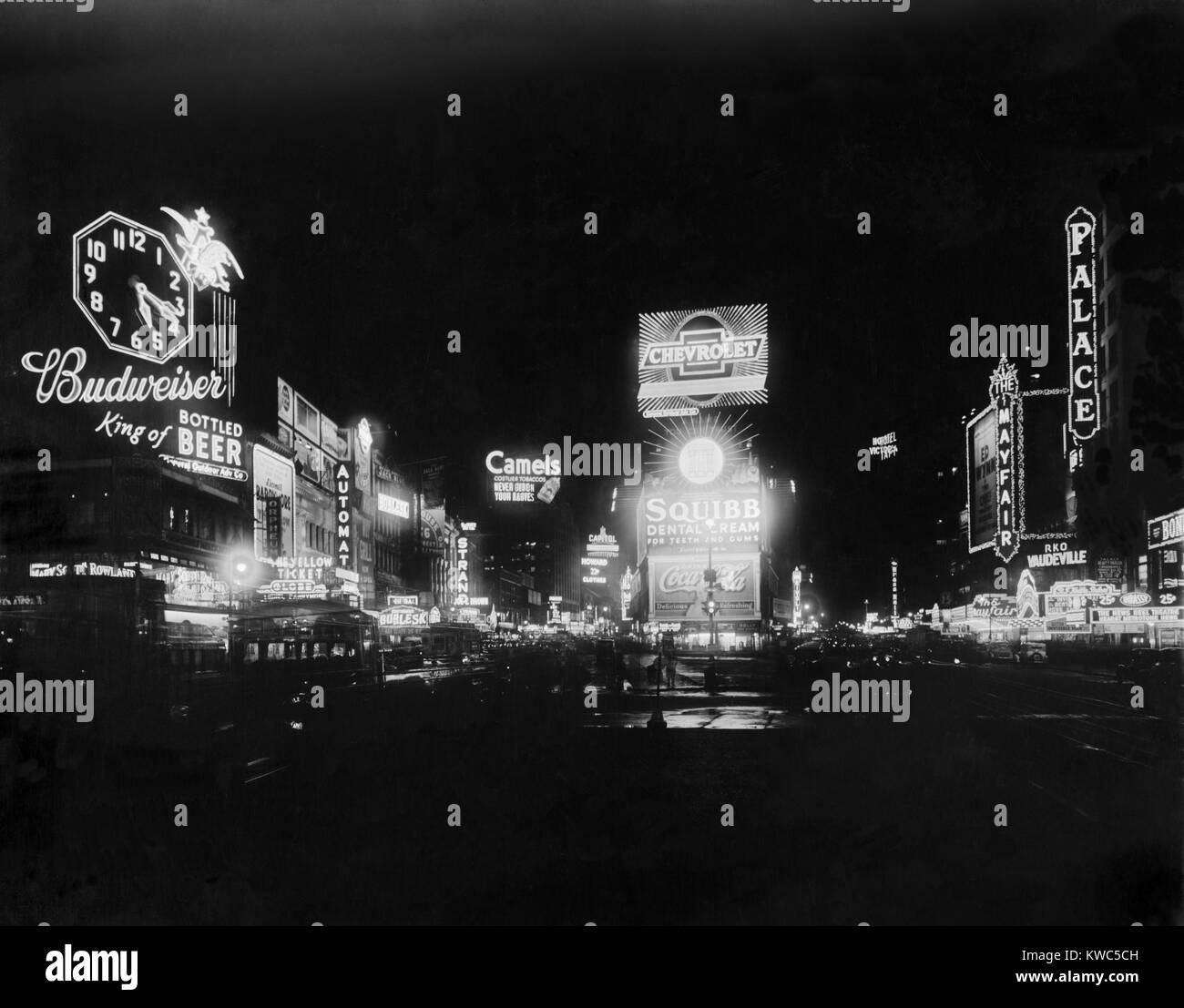 Times Square a nord di notte, New York City a gennaio 1934. Insegne luminose pubblicizzare i teatri Burlesque e Vaudeville case, e la famosa marca di prodotti di consumo. (BSLOC 2015 14 230) Foto Stock