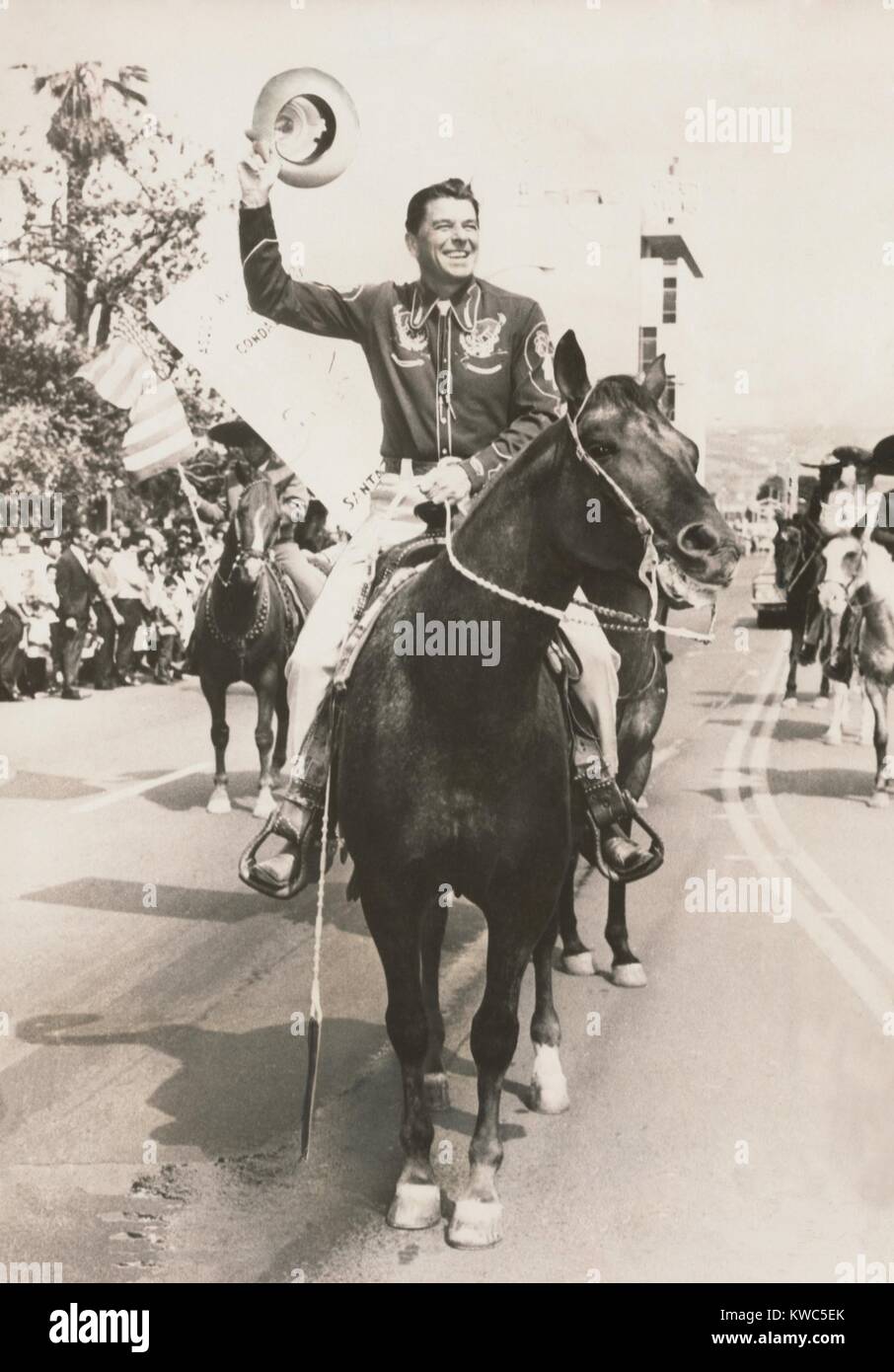Ronald Reagan, neo eletto governatore della California, in sella ad un cavallo in una parata. Dic. 1966. (BSLOC 2015 14 74) Foto Stock