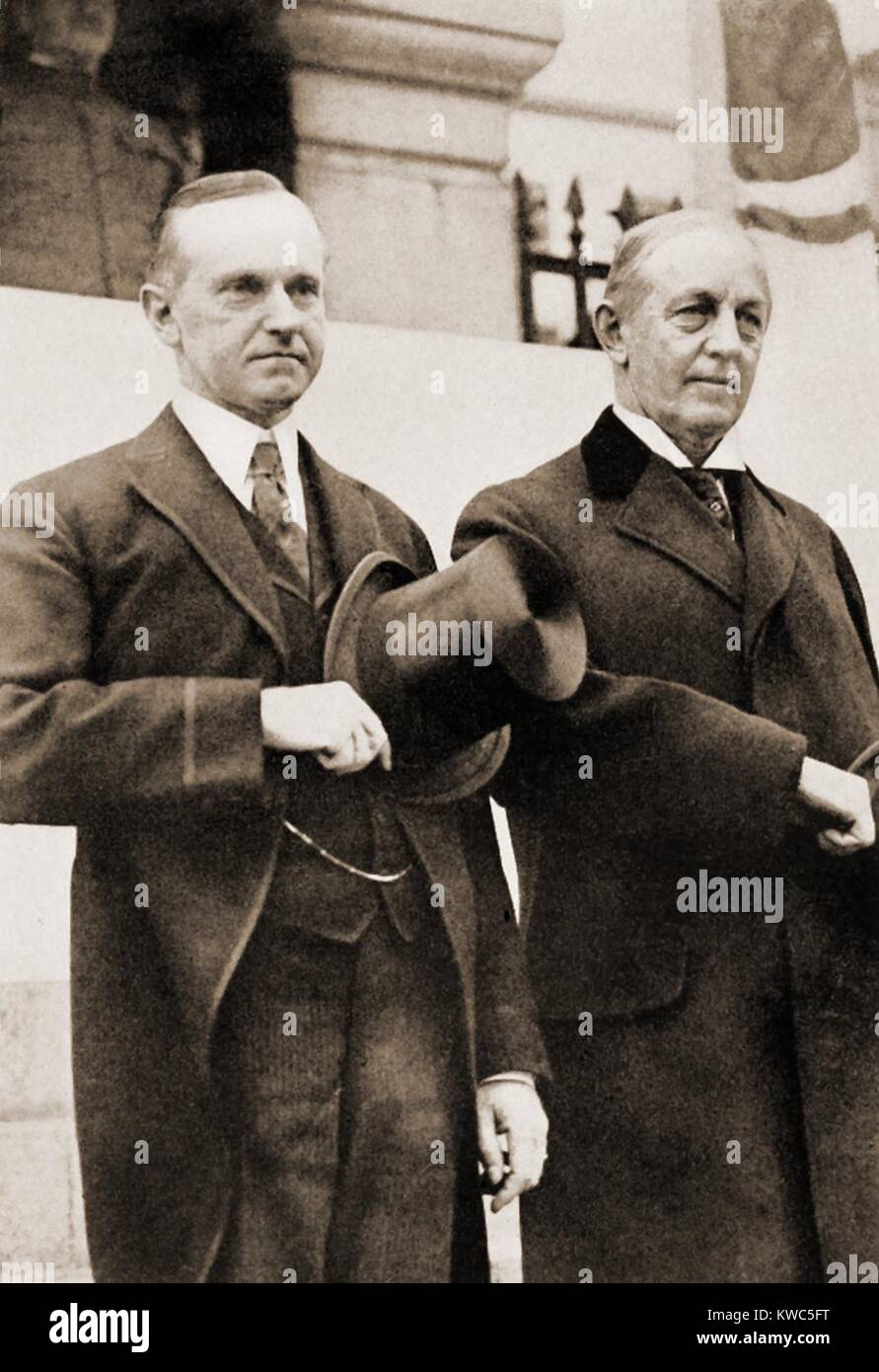 Calvin Coolidge e Edwin Curtis sfilata di revisione della Polizia di Boston nel 1920. Il Governatore e commissario di polizia rispettivamente, hanno provocato e poi soppressa la 1919 Boston sciopero di polizia con 4.700 a baionetta soldati portante. Coolidge acquisita pubblicità nazionale che ha contribuito alla sua nomina come il repubblicano vice candidato presidenziale. (BSLOC 2015 15 102) Foto Stock