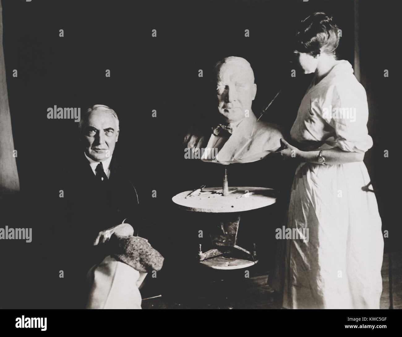 Il senatore Warren Harding, candidato repubblicano per la presidente, ponendo accanto a scultura di se stesso. La foto è stata scattata con Helen Osborn, lo scultore. Marion, Ohio, il 14 ottobre 1920. (BSLOC 2015 15 12) Foto Stock