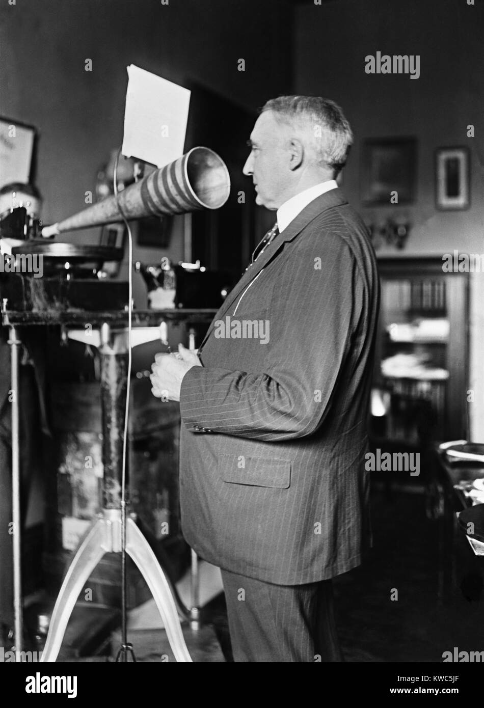 Il senatore Warren Harding rendendo un fonografo di un discorso durante il suo 1920 campagna presidenziale. Il futuro presidente di cui al suo parlare in pubblico come 'bloviating'. (BSLOC 2015 15 17) Foto Stock