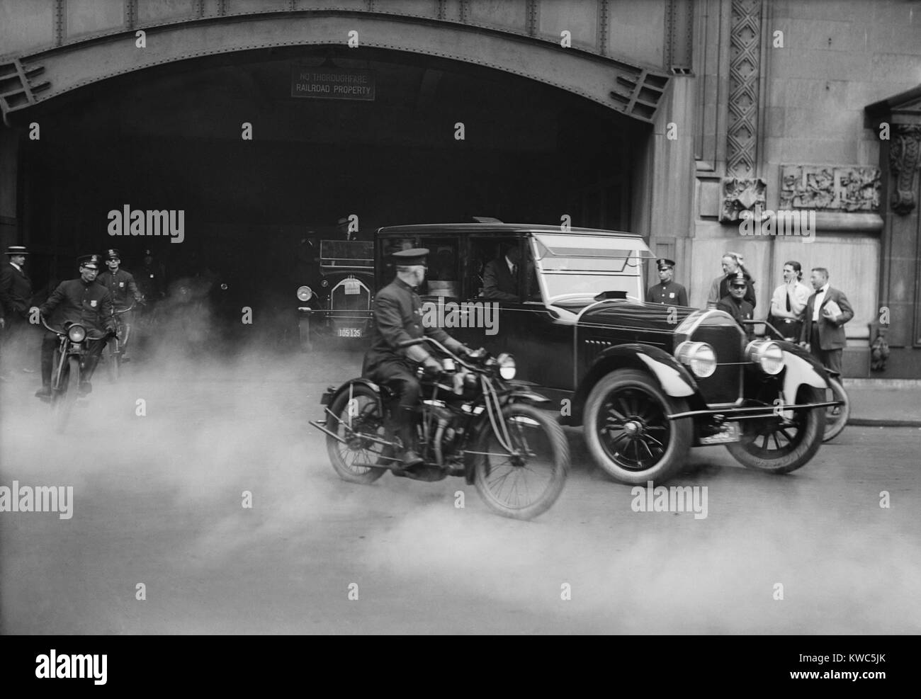 Presidente Calvin Coolidge auto scortati dalla polizia del motociclo in New York City. Il Presidente e la First Lady grazia Coolidge può essere visto all'interno dell'auto. Ca. 1923-29. (BSLOC 2015 15 173) Foto Stock