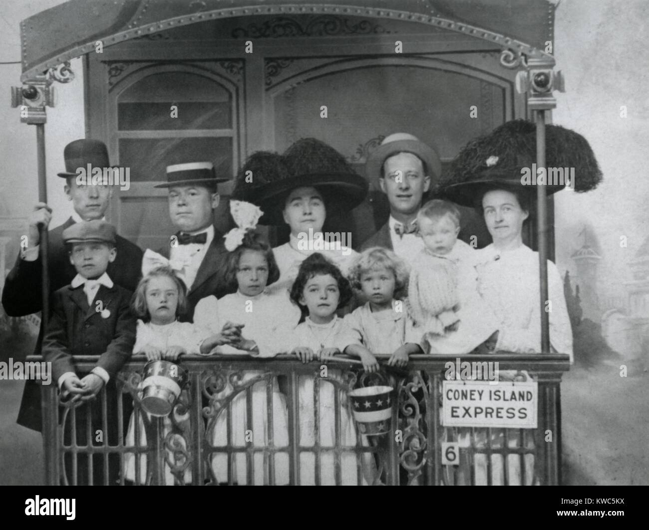 Alfred E. Smith e gli amici in una messa in scena ritratto in studio, sul "Coney Island Express.' ca. 1910. Smith è stato poi un membro del New York Stato complessivo, servendo New York County's 2a distretto dal 1904 al 1915. (BSLOC 2015 15 203) Foto Stock