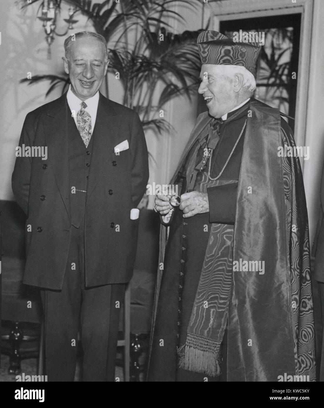 Governatore Alfred E. Smith a 1920s Catholic Charities rigido con il cardinale Patrick Hayes. Anti-Catholic pregiudizio è stato uno dei fattori per la sua sconfitta come il candidato presidenziale democratico contro Herbert Hoover nel 1928. (BSLOC 2015 15 204) Foto Stock