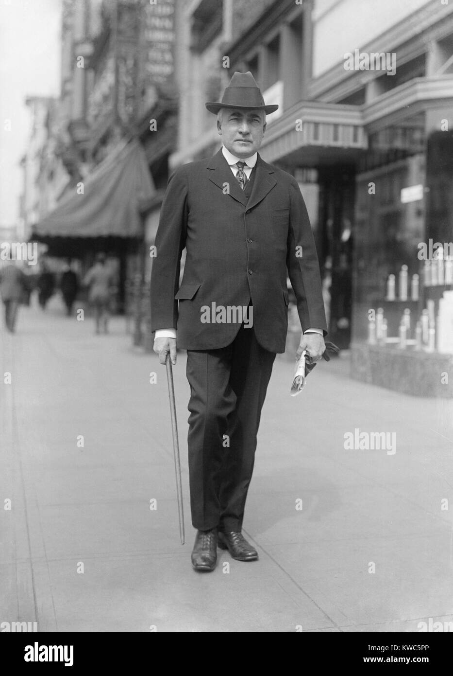 Il senatore Warren Harding camminando su un Washington Street, ca. 1914-1920. Il futuro U.S. Presidente è stato ben voluto politico e corse in diversi colori primari Repubblicana nel 1920 prima ha vinto la candidatura in stallo GOP convenzione del giugno 1920. (BSLOC 2015 15 8) Foto Stock