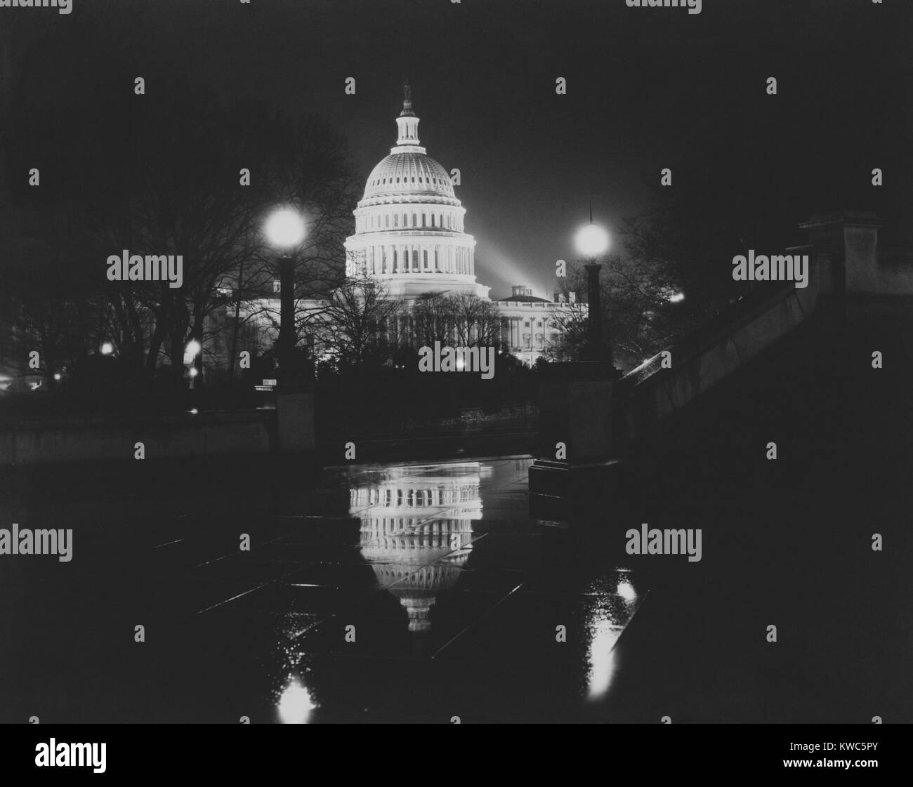 United States Capitol dal Jefferson edificio della Biblioteca del Congresso. Vista notte sotto la pioggia, 1923. Foto di Theodor Horydczak. (BSLOC 2015 15 84) Foto Stock