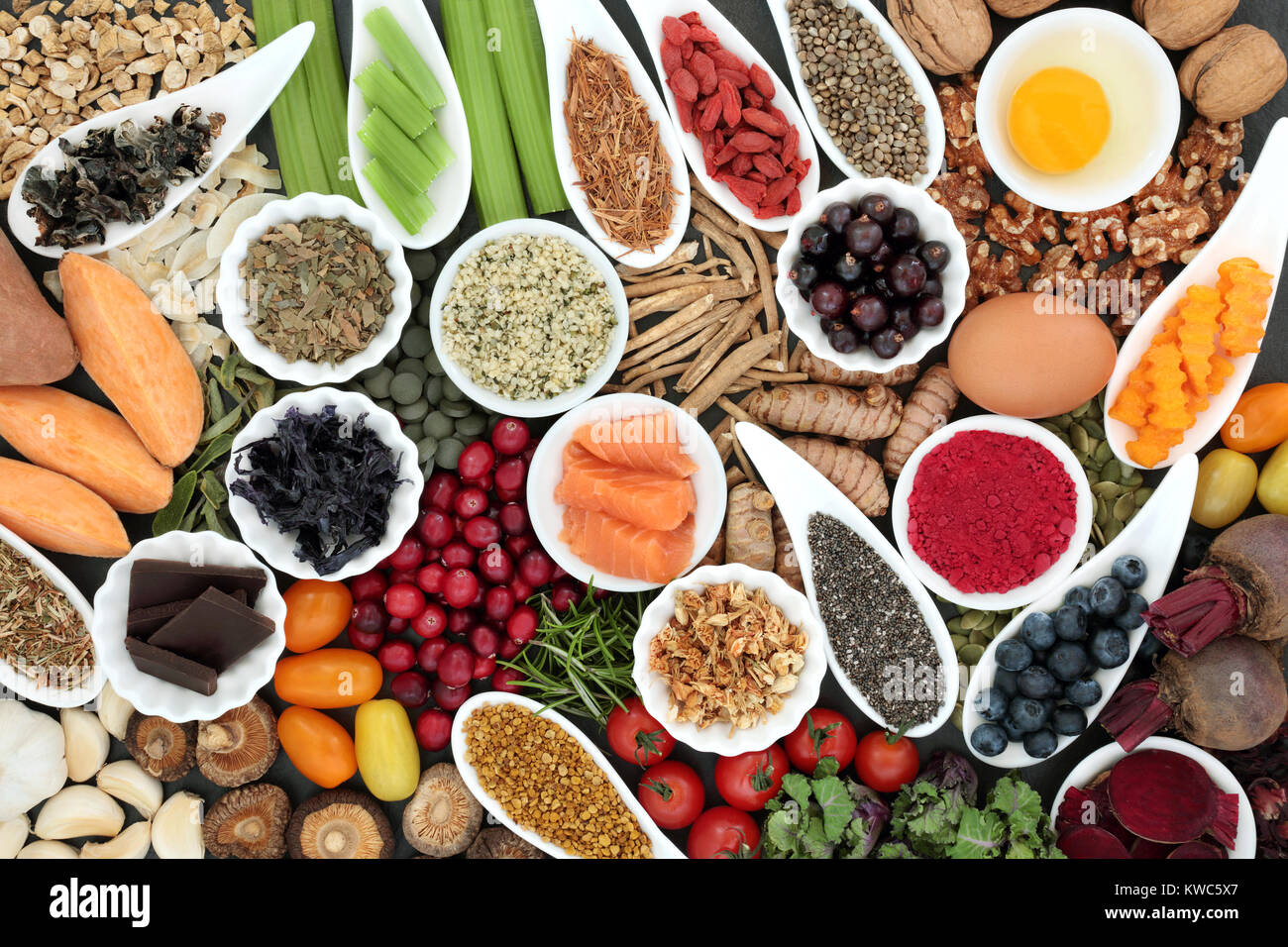 Della salute alimentare per migliorare il cervello funzioni cognitive. Super Foods concetto molto elevata di minerali, vitamine antiossidanti, omega 3 e di antocianine. Foto Stock