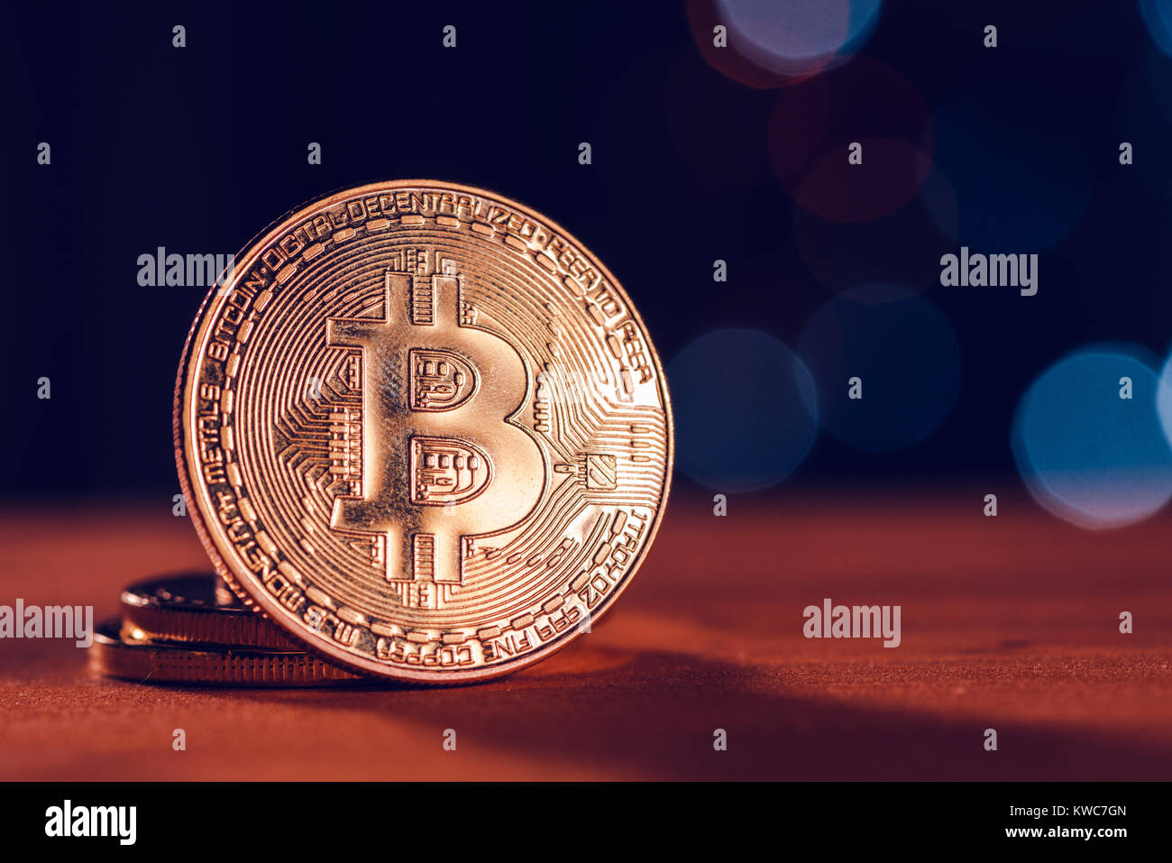Bitcoin BTC cryptocurrency. BTC medaglia d oro come simbolo di elettronici di denaro virtuale per il web banking e la rete internazionale di pagamento Foto Stock