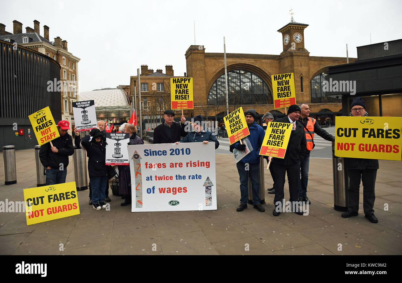 Gli attivisti di protesta contro il costo del biglietto ferroviario aumenta al di fuori di stazione di King Cross a Londra. Foto Stock