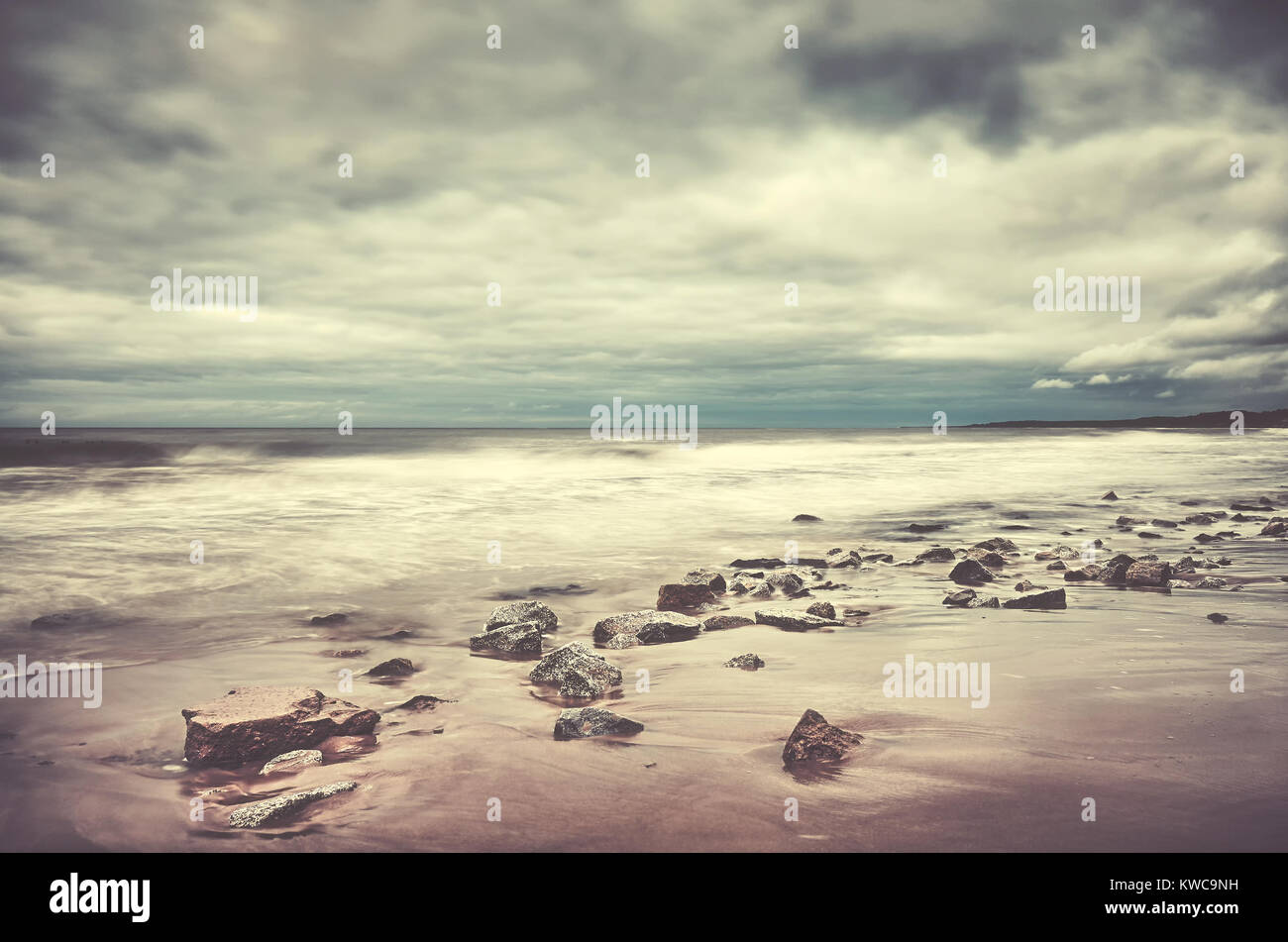 Spiaggia panoramica foto, moto d'acqua sfocata, tranquillo sfondo naturale, tonificazione del colore applicato. Foto Stock