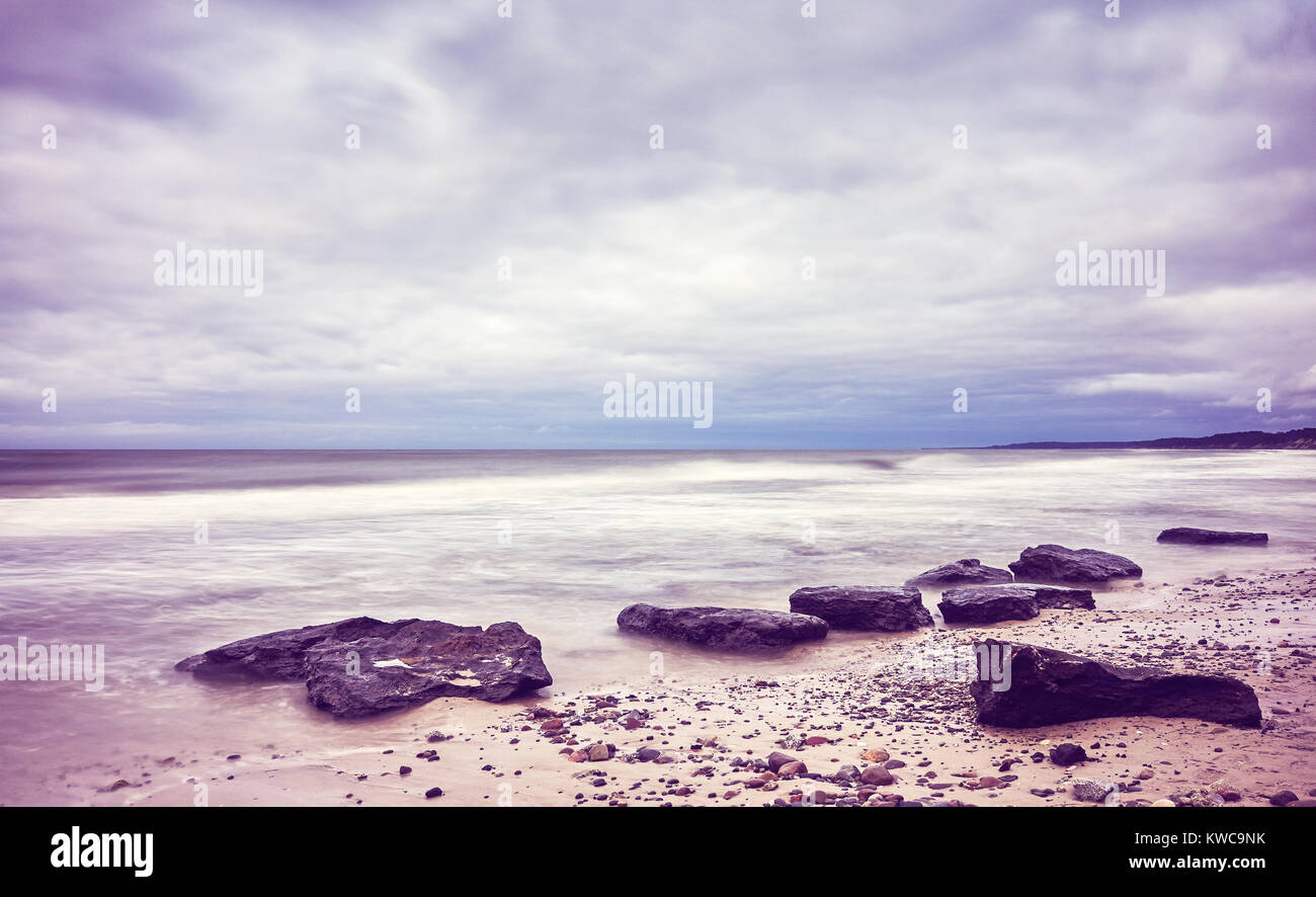 Spiaggia panoramica foto, moto d'acqua sfocata, tranquillo sfondo naturale, tonificazione del colore applicato. Foto Stock